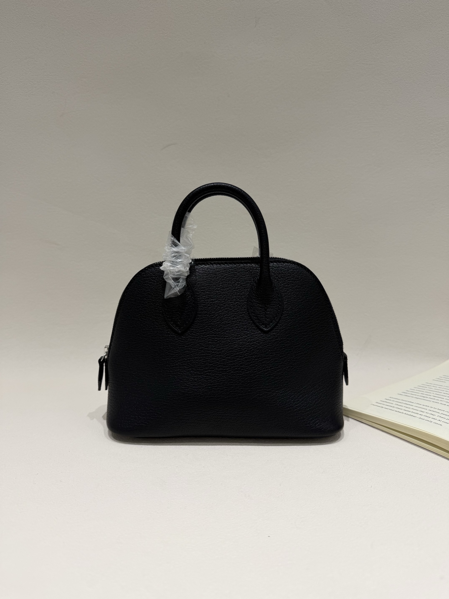 NO:811514,Mini bolide bowling ball, black, silver buckle, imported goatskin, hand-stitched wax thread, details; Hermes, hermes, sheepskin, Hermes,19860909Mini bolide 保龄球,黑色,银扣,进口山羊皮,手缝蜡线,细节；,爱马仕,hermes,sheepskin,Hermes,,Bag