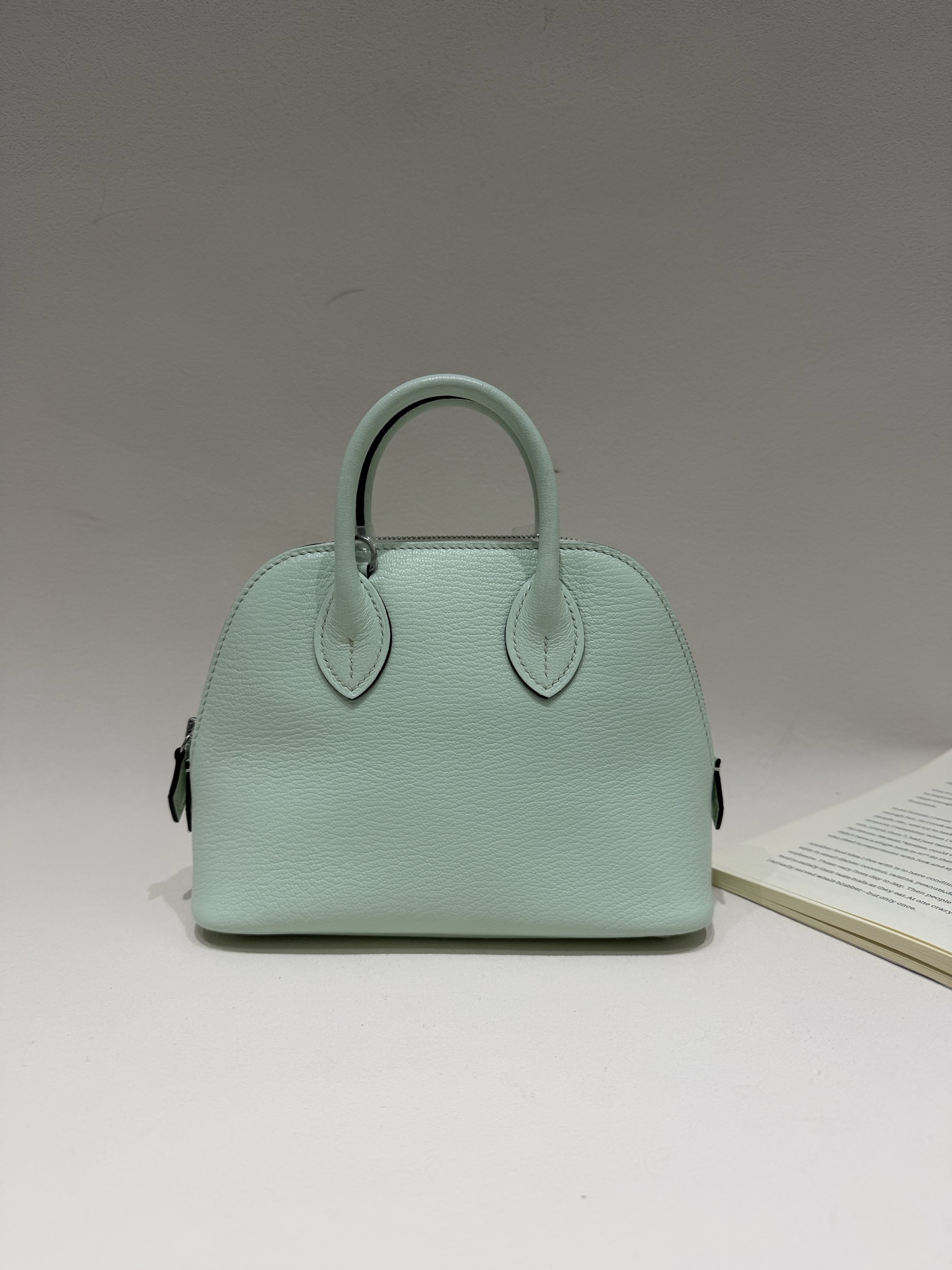 NO:811518,Mini bolide bowling ball, bubble green, silver buckle, imported goatskin, hand-stitched wax thread, details; Hermes, hermes, sheepskin, Hermes,19860909Mini bolide 保龄球,气泡绿,银扣,进口山羊皮,手缝蜡线,细节；,爱马仕,hermes,sheepskin,Hermes,,Bag