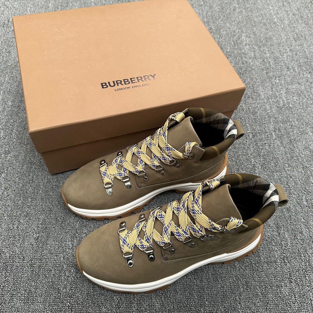 NO:639635,Burberr men's height increasing boots!  The upper is made of frosted calfskin, which is low-key yet fashionable. It has the logo of the shoe brand BURBERR*. The surface of the calfskin has fine pores, is soft and smooth, elastic and durable. The insole is made of calfskin. The mesh lining is soft and comfortable, anti-sweat and breathable. The original version is 5CM taller, which enhances your aura!  Size 38/39/40/41/42/43/44 (45 customized) Item number 37764247,,burberry,burberry,boots,cowhide19860909Burberr巴宝莉B家男士增高短靴！ 鞋面由磨砂小牛皮制作、整体低调又不失时尚,鞋鞋品牌BURBERR*字样logo,小牛皮表面毛孔细腻柔软光滑,富有弹性,经久耐穿,鞋垫小牛皮制作,网布内里 柔软舒适,抗汗透气,原版增高5CM,提升气场！ 尺码38/39/40/41/42/43/44（45 订做） 货号37764247,,burberry,burberry,boots,cowhide,Men's shoes