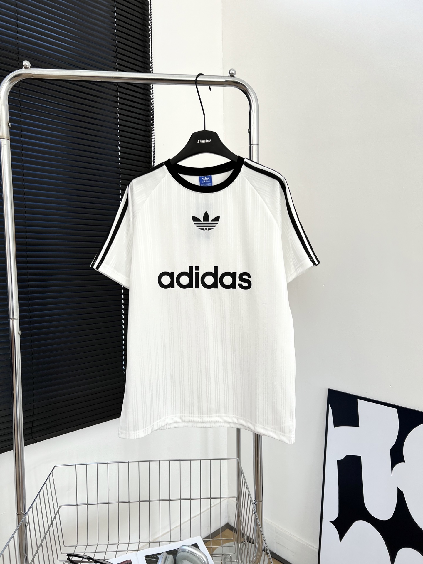 供货价:50💰『安福顶级款』知名制造者,热销推选,原包装➕原吊牌  【HS-HP50】
 
阿迪复古球衣风男女t恤
     复古球衣风还是吹到了adidas的夏天 ！小红薯强推款
    每一件都好看到爆炸💥
超韩系球衣风穿搭 近年🔥席卷全球🌍
   超级百搭 韩味十足 搭配短裤短裙 嘎嘎好看🤩球衣是凉飕飕的丝滑面料  上身自带冰感 💘还是经典的条纹元素
   黑白两个配色都很百搭[色色R]
球衣搭短裙甜辣双收[飞吻R]
球衣搭阔腿裤韩系少女运动风[赞R]
    日常通勤逛街约会统统都搞定
你的衣橱是不是就缺这一件呀！！！
