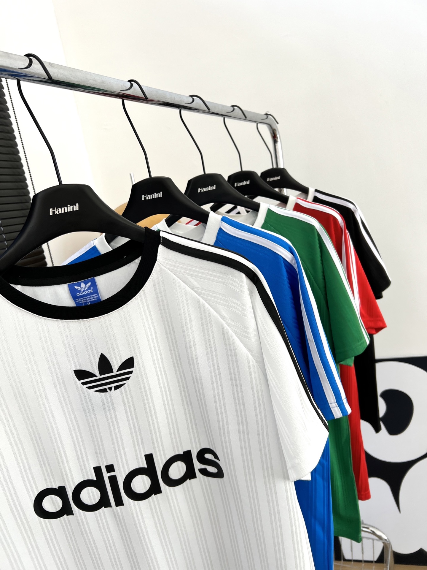 供货价:50💰『安福顶级款』知名制造者,热销推选,原包装➕原吊牌  【HS-HP50】
 
阿迪复古球衣风男女t恤
     复古球衣风还是吹到了adidas的夏天 ！小红薯强推款
    每一件都好看到爆炸💥
超韩系球衣风穿搭 近年🔥席卷全球🌍
   超级百搭 韩味十足 搭配短裤短裙 嘎嘎好看🤩球衣是凉飕飕的丝滑面料  上身自带冰感 💘还是经典的条纹元素
   黑白两个配色都很百搭[色色R]
球衣搭短裙甜辣双收[飞吻R]
球衣搭阔腿裤韩系少女运动风[赞R]
    日常通勤逛街约会统统都搞定
你的衣橱是不是就缺这一件呀！！！
