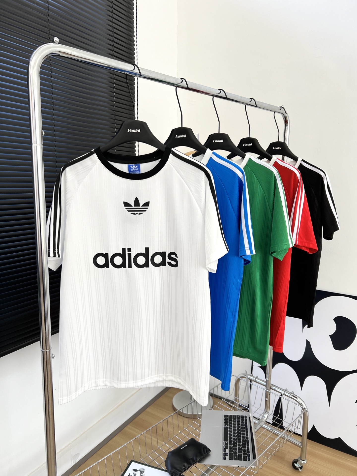 供货价:50💰『安福顶级款』知名制造者,热销推选,原包装➕原吊牌  【HS-HP50】
 
阿迪复古球衣风男女t恤
     复古球衣风还是吹到了adidas的夏天 ！小红薯强推款
    每一件都好看到爆炸💥
超韩系球衣风穿搭 近年🔥席卷全球🌍
   超级百搭 韩味十足 搭配短裤短裙 嘎嘎好看🤩球衣是凉飕飕的丝滑面料  上身自带冰感 💘还是经典的条纹元素
   黑白两个配色都很百搭[色色R]
球衣搭短裙甜辣双收[飞吻R]
球衣搭阔腿裤韩系少女运动风[赞R]
    日常通勤逛街约会统统都搞定
你的衣橱是不是就缺这一件呀！！！
