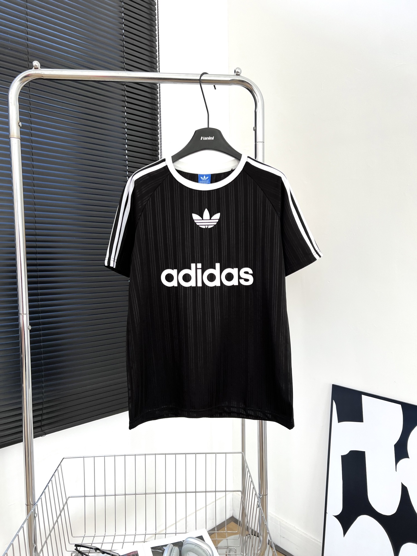 供货价:50💰『安福顶级款』知名制造者,热销推选,原包装➕原吊牌  【HS-HP50】
 
阿迪复古球衣风男女t恤
     复古球衣风还是吹到了adidas的夏天 ！小红薯强推款
    每一件都好看到爆炸💥
超韩系球衣风穿搭 近年🔥席卷全球🌍
   超级百搭 韩味十足 搭配短裤短裙 嘎嘎好看🤩球衣是凉飕飕的丝滑面料  上身自带冰感 💘还是经典的条纹元素
   黑白两个配色都很百搭[色色R]
球衣搭短裙甜辣双收[飞吻R]
球衣搭阔腿裤韩系少女运动风[赞R]
    日常通勤逛街约会统统都搞定
你的衣橱是不是就缺这一件呀！！！
