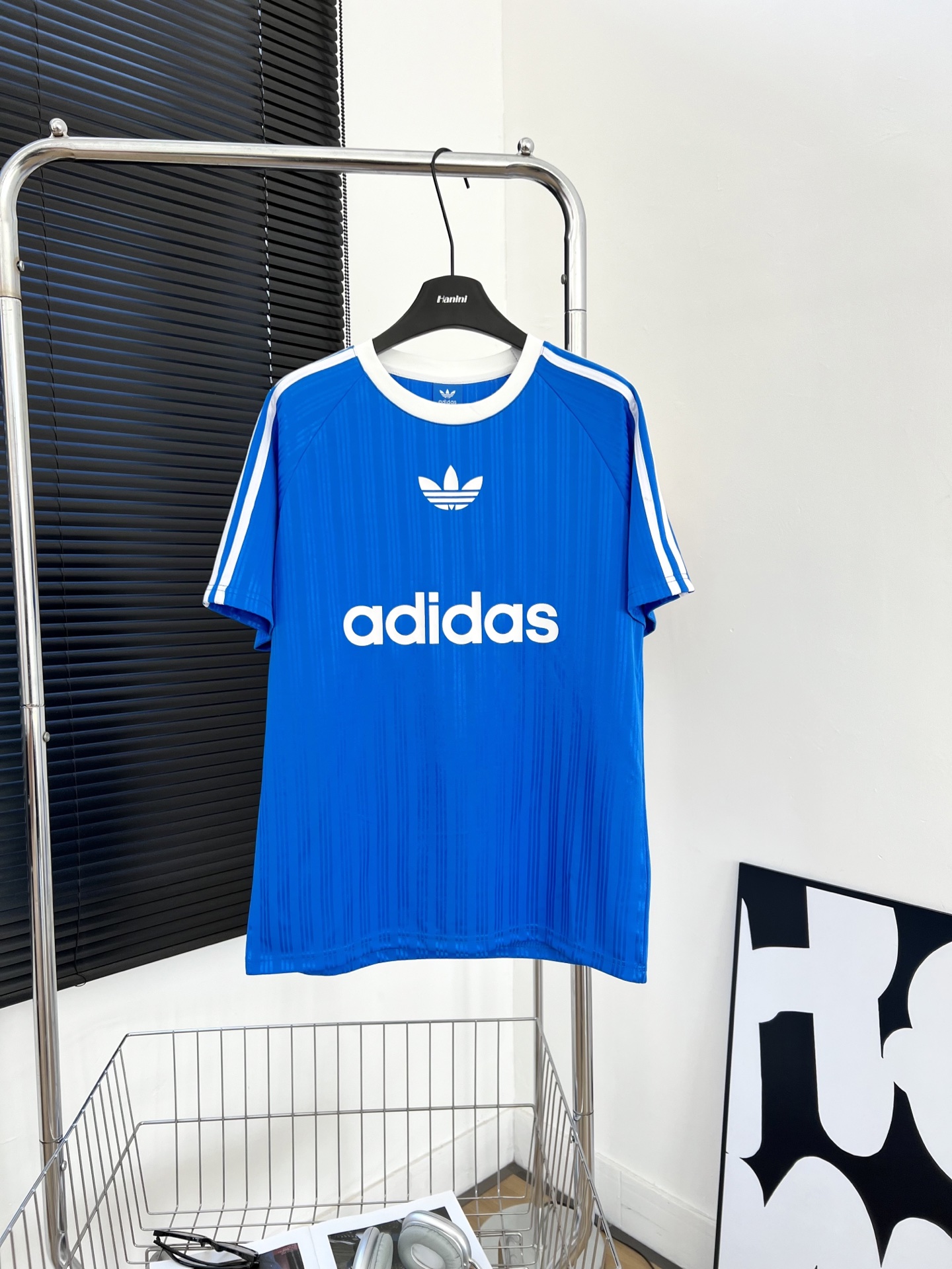 供货价:50💰『安福顶级款』知名制造者,热销推选,原包装➕原吊牌  【HS-HP50】
 
阿迪复古球衣风男女t恤
     复古球衣风还是吹到了adidas的夏天 ！小红薯强推款
    每一件都好看到爆炸💥
超韩系球衣风穿搭 近年🔥席卷全球🌍
   超级百搭 韩味十足 搭配短裤短裙 嘎嘎好看🤩球衣是凉飕飕的丝滑面料  上身自带冰感 💘还是经典的条纹元素
   黑白两个配色都很百搭[色色R]
球衣搭短裙甜辣双收[飞吻R]
球衣搭阔腿裤韩系少女运动风[赞R]
    日常通勤逛街约会统统都搞定
你的衣橱是不是就缺这一件呀！！！
