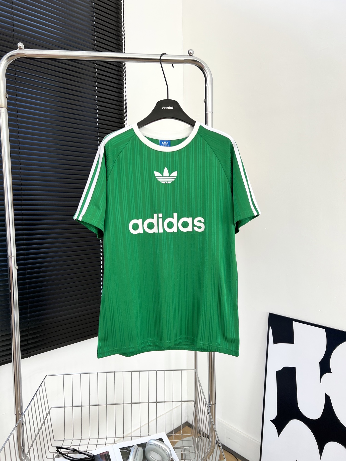 供货价:50💰『安福顶级款』知名制造者,热销推选,原包装➕原吊牌  【HS-HP50】
 
阿迪复古球衣风男女t恤
     复古球衣风还是吹到了adidas的夏天 ！小红薯强推款
    每一件都好看到爆炸💥
超韩系球衣风穿搭 近年🔥席卷全球🌍
   超级百搭 韩味十足 搭配短裤短裙 嘎嘎好看🤩球衣是凉飕飕的丝滑面料  上身自带冰感 💘还是经典的条纹元素
   黑白两个配色都很百搭[色色R]
球衣搭短裙甜辣双收[飞吻R]
球衣搭阔腿裤韩系少女运动风[赞R]
    日常通勤逛街约会统统都搞定
你的衣橱是不是就缺这一件呀！！！
