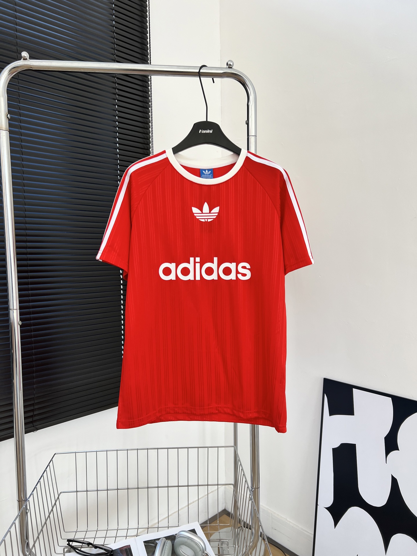 供货价:50💰『安福顶级款』知名制造者,热销推选,原包装➕原吊牌  【HS-HP50】
 
阿迪复古球衣风男女t恤
     复古球衣风还是吹到了adidas的夏天 ！小红薯强推款
    每一件都好看到爆炸💥
超韩系球衣风穿搭 近年🔥席卷全球🌍
   超级百搭 韩味十足 搭配短裤短裙 嘎嘎好看🤩球衣是凉飕飕的丝滑面料  上身自带冰感 💘还是经典的条纹元素
   黑白两个配色都很百搭[色色R]
球衣搭短裙甜辣双收[飞吻R]
球衣搭阔腿裤韩系少女运动风[赞R]
    日常通勤逛街约会统统都搞定
你的衣橱是不是就缺这一件呀！！！
