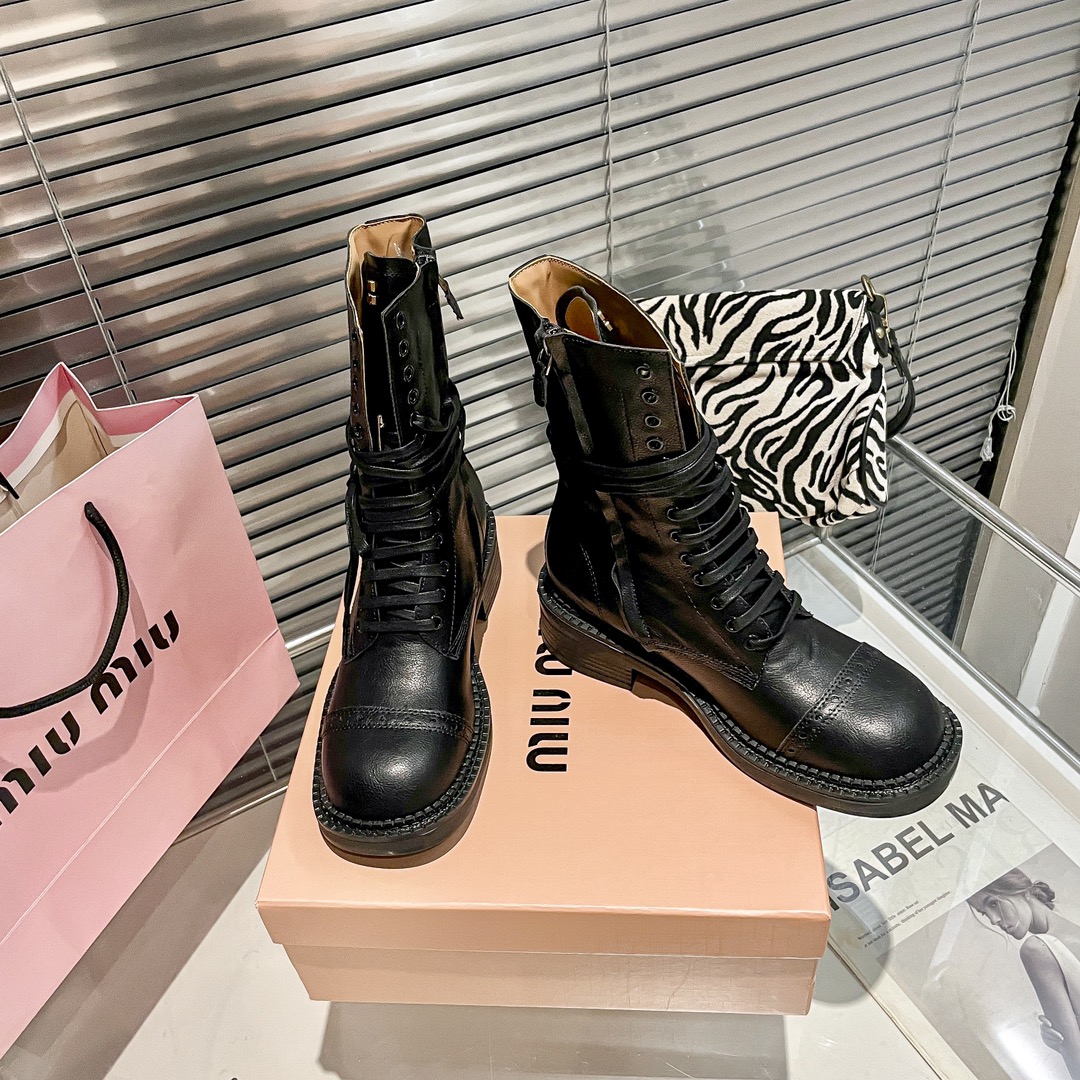 出厂：💰212
MIUMIU 缪缪秋冬系带粗跟短靴/马丁靴/中筒靴/机车靴
限量款高筒靴miu系全球限量款靴子 重工艺手工鞋  复古擦色牛皮气质马丁靴 满满的复古感整个皮料选用进口小牛皮 皮质高级柔软细腻 手工擦色工艺 靴筒宽宽大大!像一双古董靴
码数：35-40