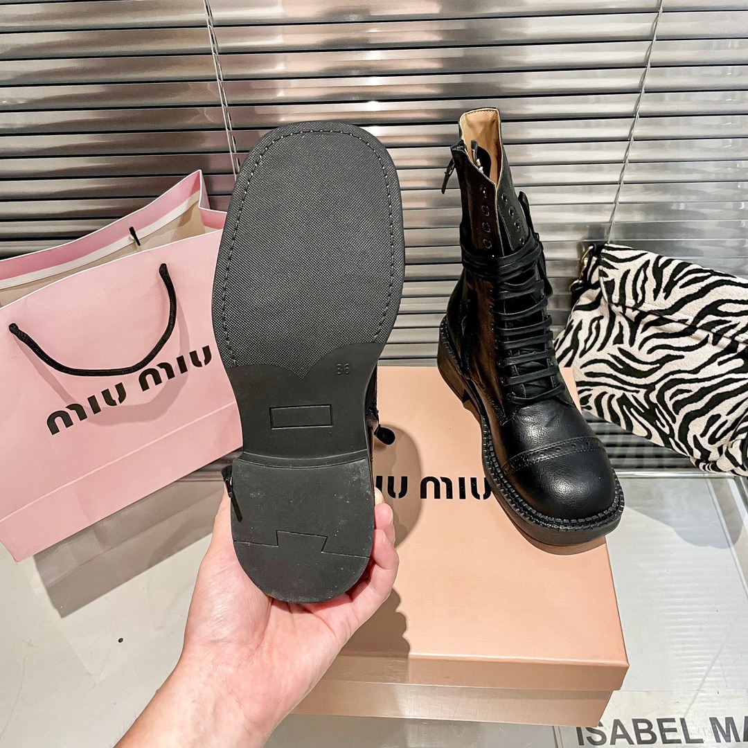 出厂：💰212
MIUMIU 缪缪秋冬系带粗跟短靴/马丁靴/中筒靴/机车靴
限量款高筒靴miu系全球限量款靴子 重工艺手工鞋  复古擦色牛皮气质马丁靴 满满的复古感整个皮料选用进口小牛皮 皮质高级柔软细腻 手工擦色工艺 靴筒宽宽大大!像一双古董靴
码数：35-40