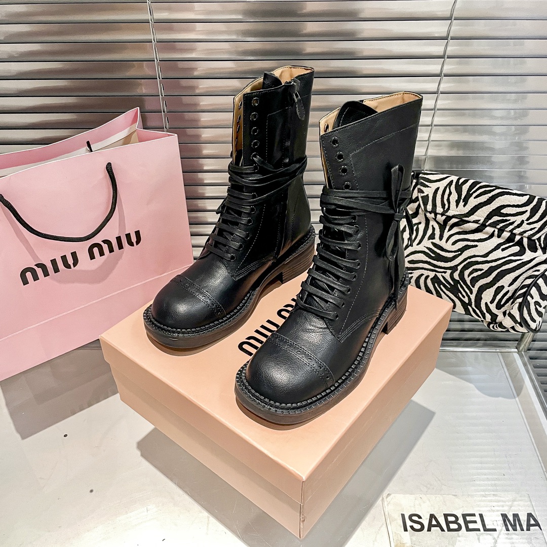 出厂：💰212
MIUMIU 缪缪秋冬系带粗跟短靴/马丁靴/中筒靴/机车靴
限量款高筒靴miu系全球限量款靴子 重工艺手工鞋  复古擦色牛皮气质马丁靴 满满的复古感整个皮料选用进口小牛皮 皮质高级柔软细腻 手工擦色工艺 靴筒宽宽大大!像一双古董靴
码数：35-40