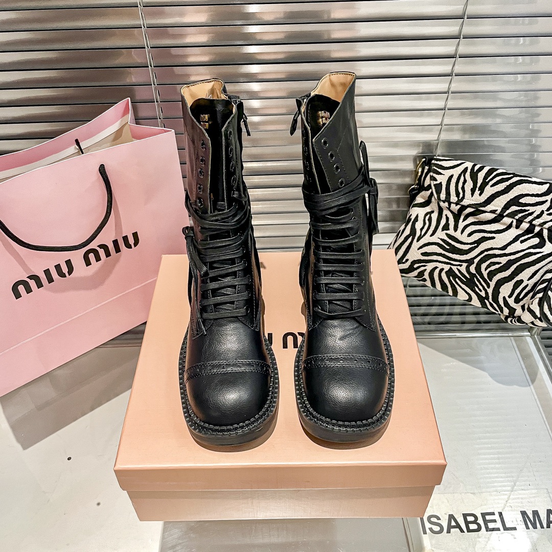 出厂：💰212
MIUMIU 缪缪秋冬系带粗跟短靴/马丁靴/中筒靴/机车靴
限量款高筒靴miu系全球限量款靴子 重工艺手工鞋  复古擦色牛皮气质马丁靴 满满的复古感整个皮料选用进口小牛皮 皮质高级柔软细腻 手工擦色工艺 靴筒宽宽大大!像一双古董靴
码数：35-40