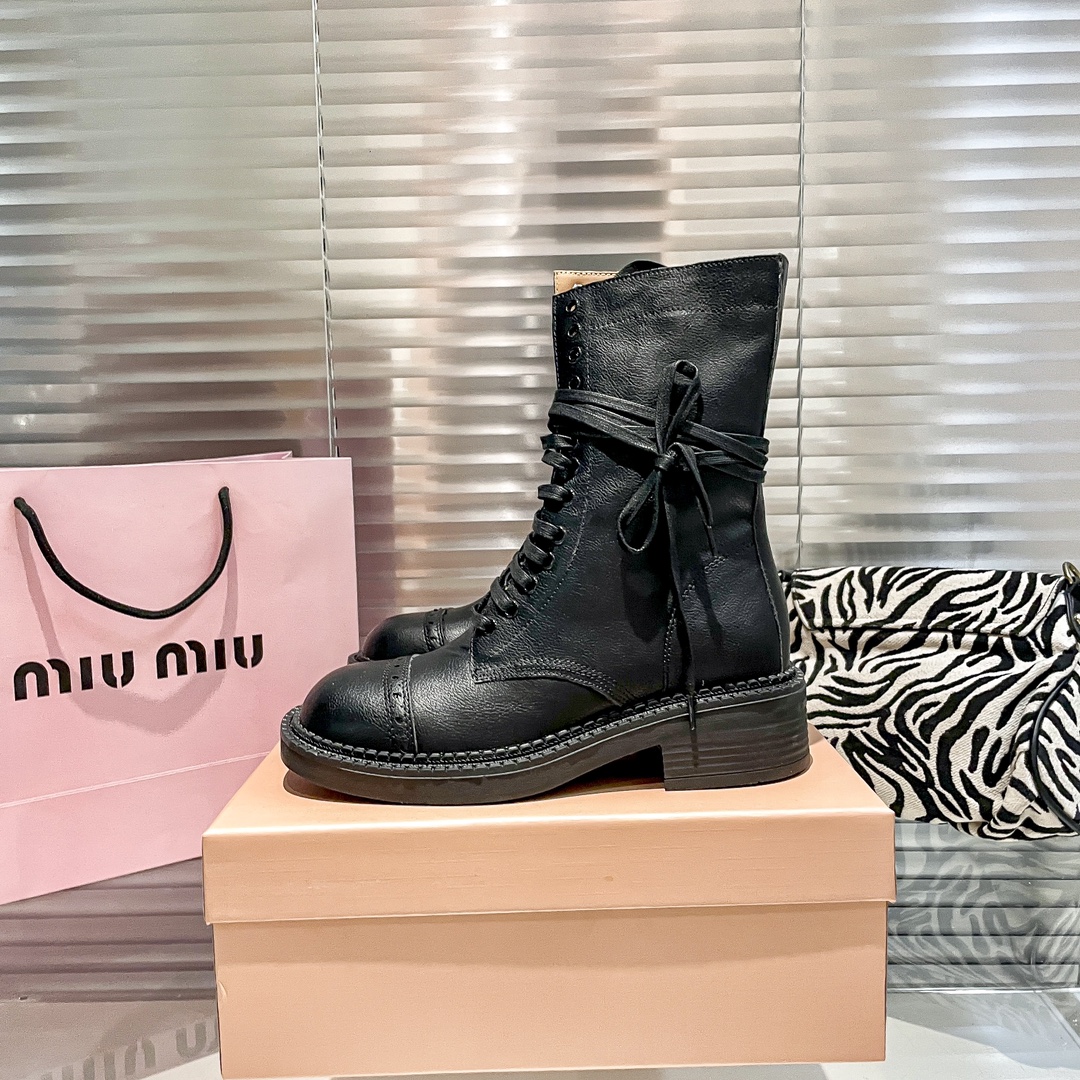 出厂：💰212
MIUMIU 缪缪秋冬系带粗跟短靴/马丁靴/中筒靴/机车靴
限量款高筒靴miu系全球限量款靴子 重工艺手工鞋  复古擦色牛皮气质马丁靴 满满的复古感整个皮料选用进口小牛皮 皮质高级柔软细腻 手工擦色工艺 靴筒宽宽大大!像一双古董靴
码数：35-40