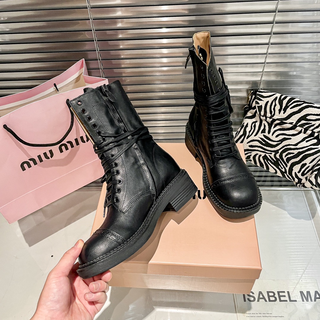 出厂：💰212
MIUMIU 缪缪秋冬系带粗跟短靴/马丁靴/中筒靴/机车靴
限量款高筒靴miu系全球限量款靴子 重工艺手工鞋  复古擦色牛皮气质马丁靴 满满的复古感整个皮料选用进口小牛皮 皮质高级柔软细腻 手工擦色工艺 靴筒宽宽大大!像一双古董靴
码数：35-40