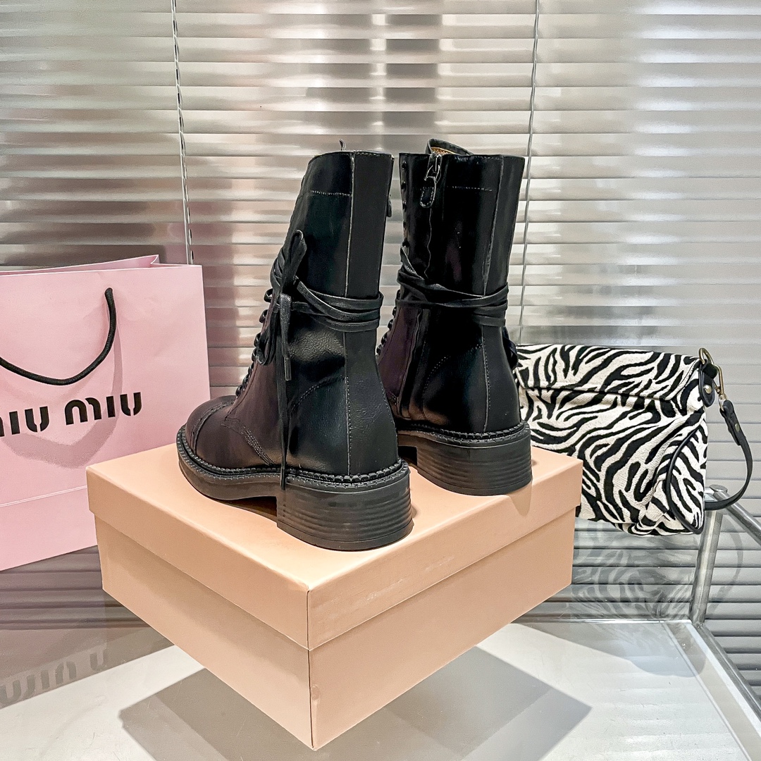 出厂：💰212
MIUMIU 缪缪秋冬系带粗跟短靴/马丁靴/中筒靴/机车靴
限量款高筒靴miu系全球限量款靴子 重工艺手工鞋  复古擦色牛皮气质马丁靴 满满的复古感整个皮料选用进口小牛皮 皮质高级柔软细腻 手工擦色工艺 靴筒宽宽大大!像一双古董靴
码数：35-40