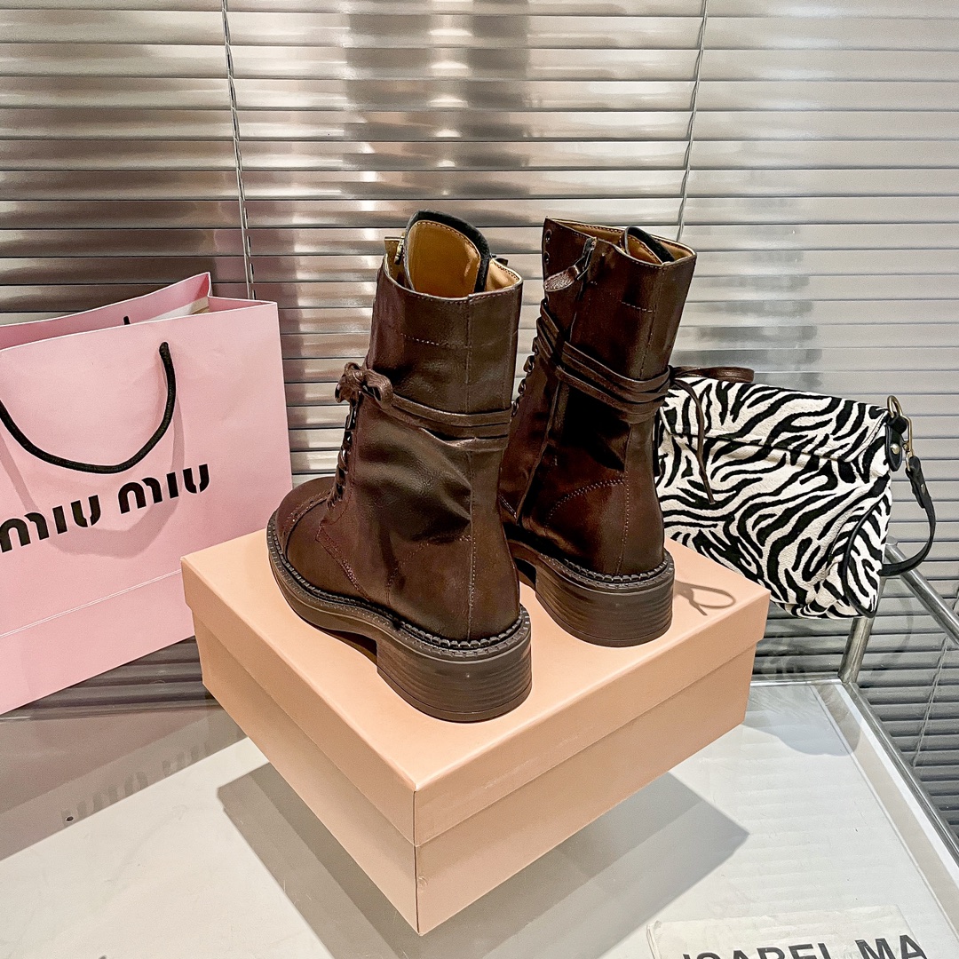 出厂：💰212
MIUMIU 缪缪秋冬系带粗跟短靴/马丁靴/中筒靴/机车靴
限量款高筒靴miu系全球限量款靴子 重工艺手工鞋  复古擦色牛皮气质马丁靴 满满的复古感整个皮料选用进口小牛皮 皮质高级柔软细腻 手工擦色工艺 靴筒宽宽大大!像一双古董靴
码数：35-40