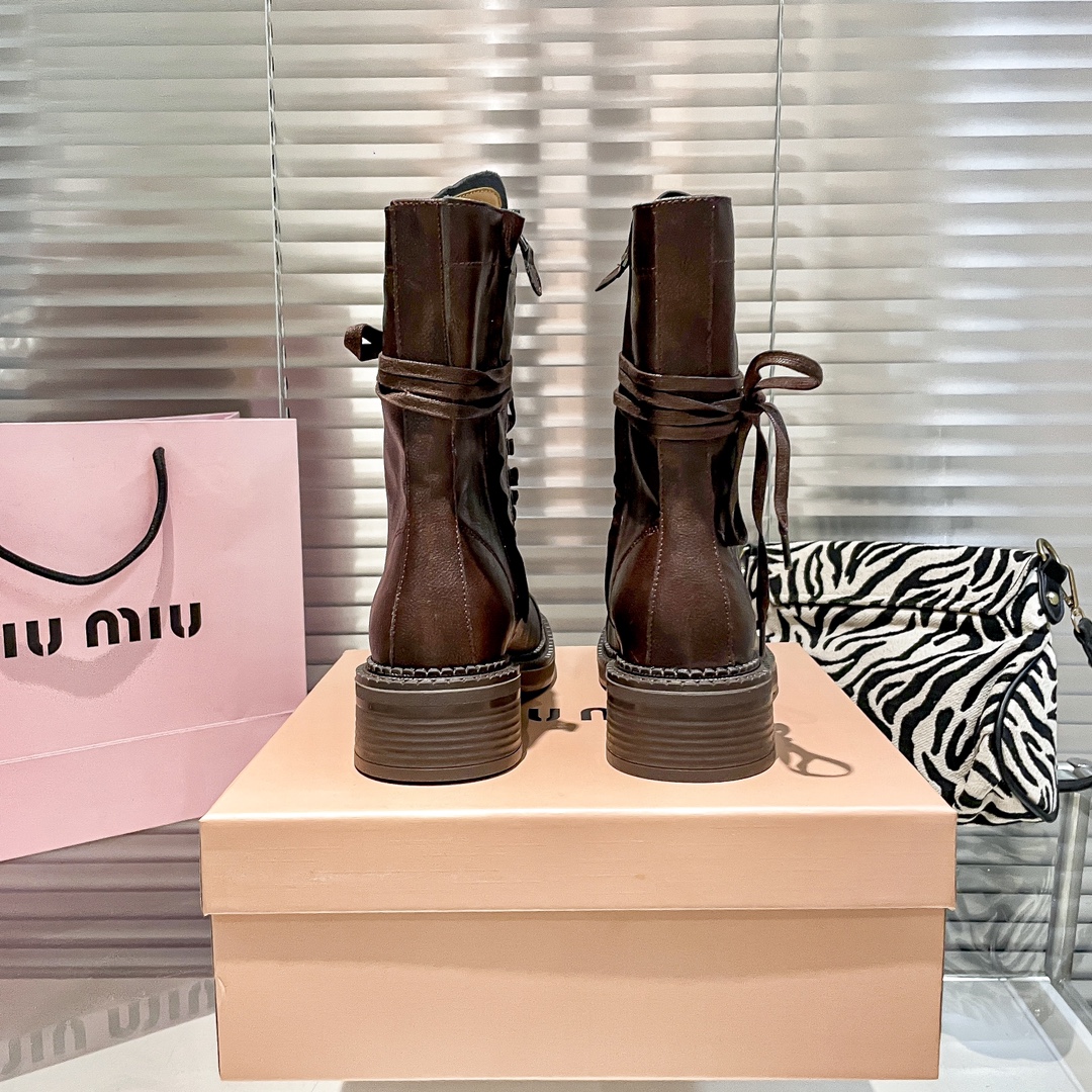 出厂：💰212
MIUMIU 缪缪秋冬系带粗跟短靴/马丁靴/中筒靴/机车靴
限量款高筒靴miu系全球限量款靴子 重工艺手工鞋  复古擦色牛皮气质马丁靴 满满的复古感整个皮料选用进口小牛皮 皮质高级柔软细腻 手工擦色工艺 靴筒宽宽大大!像一双古董靴
码数：35-40