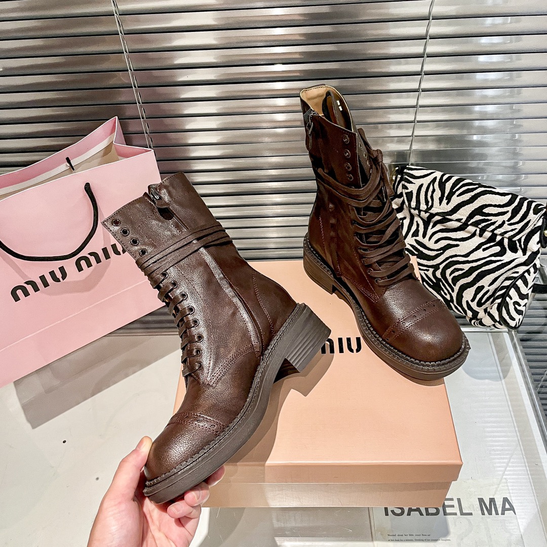 出厂：💰212
MIUMIU 缪缪秋冬系带粗跟短靴/马丁靴/中筒靴/机车靴
限量款高筒靴miu系全球限量款靴子 重工艺手工鞋  复古擦色牛皮气质马丁靴 满满的复古感整个皮料选用进口小牛皮 皮质高级柔软细腻 手工擦色工艺 靴筒宽宽大大!像一双古董靴
码数：35-40
