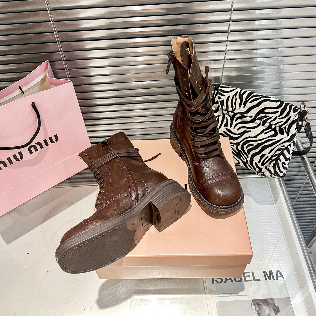 出厂：💰212
MIUMIU 缪缪秋冬系带粗跟短靴/马丁靴/中筒靴/机车靴
限量款高筒靴miu系全球限量款靴子 重工艺手工鞋  复古擦色牛皮气质马丁靴 满满的复古感整个皮料选用进口小牛皮 皮质高级柔软细腻 手工擦色工艺 靴筒宽宽大大!像一双古董靴
码数：35-40
