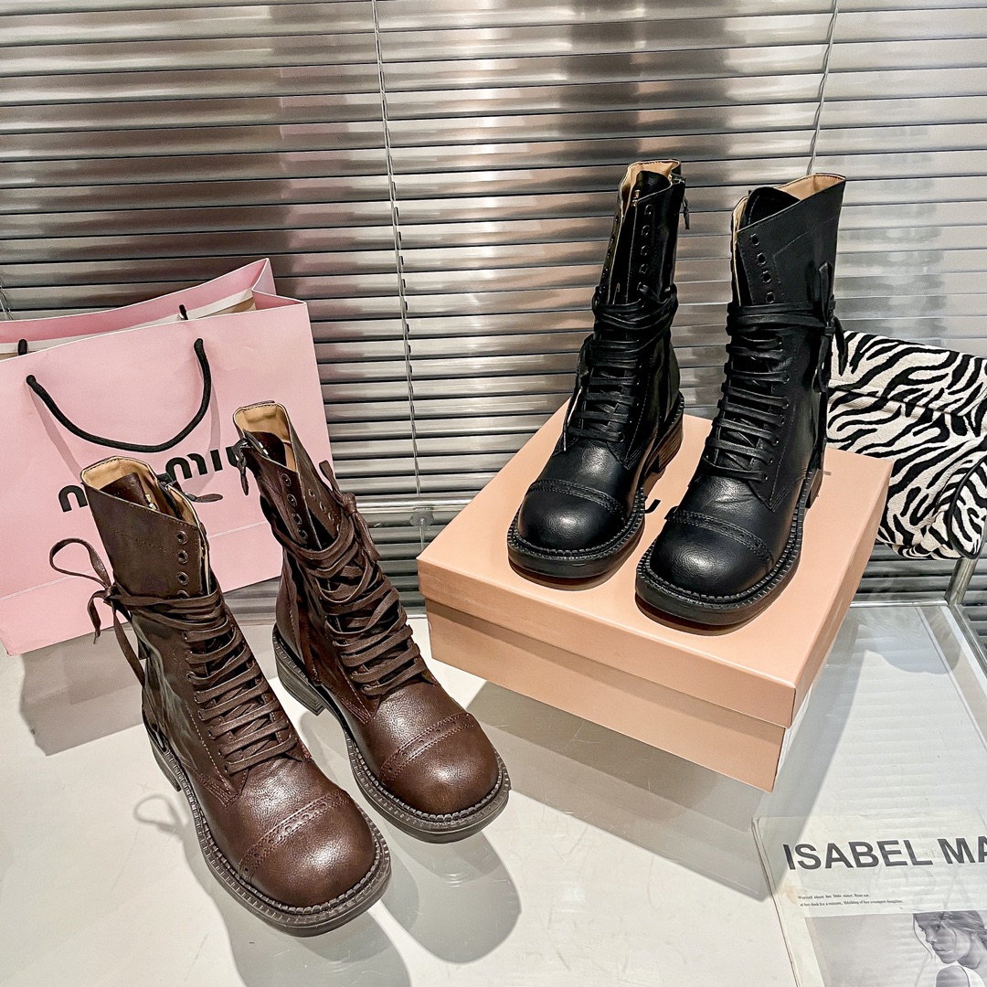 出厂：💰212
MIUMIU 缪缪秋冬系带粗跟短靴/马丁靴/中筒靴/机车靴
限量款高筒靴miu系全球限量款靴子 重工艺手工鞋  复古擦色牛皮气质马丁靴 满满的复古感整个皮料选用进口小牛皮 皮质高级柔软细腻 手工擦色工艺 靴筒宽宽大大!像一双古董靴
码数：35-40