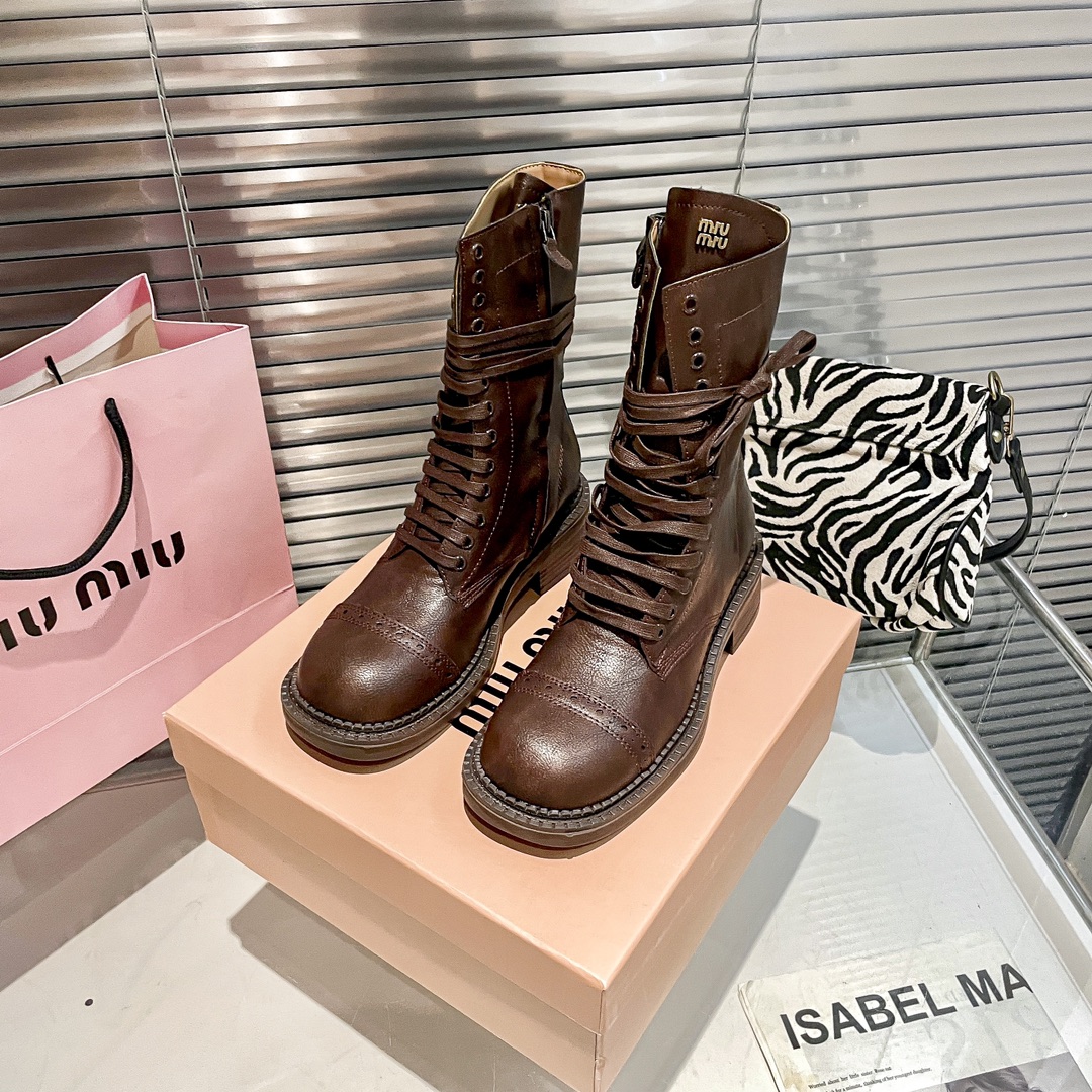 出厂：💰212
MIUMIU 缪缪秋冬系带粗跟短靴/马丁靴/中筒靴/机车靴
限量款高筒靴miu系全球限量款靴子 重工艺手工鞋  复古擦色牛皮气质马丁靴 满满的复古感整个皮料选用进口小牛皮 皮质高级柔软细腻 手工擦色工艺 靴筒宽宽大大!像一双古董靴
码数：35-40