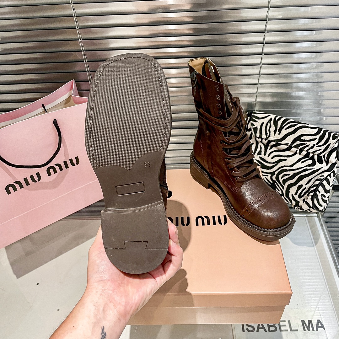 出厂：💰212
MIUMIU 缪缪秋冬系带粗跟短靴/马丁靴/中筒靴/机车靴
限量款高筒靴miu系全球限量款靴子 重工艺手工鞋  复古擦色牛皮气质马丁靴 满满的复古感整个皮料选用进口小牛皮 皮质高级柔软细腻 手工擦色工艺 靴筒宽宽大大!像一双古董靴
码数：35-40