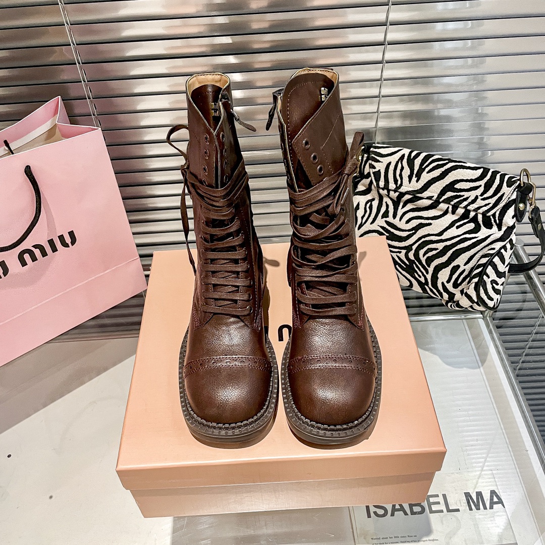 出厂：💰212
MIUMIU 缪缪秋冬系带粗跟短靴/马丁靴/中筒靴/机车靴
限量款高筒靴miu系全球限量款靴子 重工艺手工鞋  复古擦色牛皮气质马丁靴 满满的复古感整个皮料选用进口小牛皮 皮质高级柔软细腻 手工擦色工艺 靴筒宽宽大大!像一双古董靴
码数：35-40