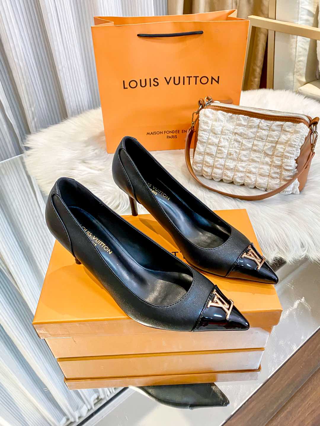 NO:240863,【LV】Louis Vuitton New La New La New La New Single Shoes 4 Colors Selection This time, the material is added, the packaging is better, this style is necessary to make a thin heel design, nothing to say, it is still good to wear, it is a must-have for home, the real-time version brings you a different transaction journey. New product -- show bdetails ———————————————— Standard size 34-42 Color black, white, apricot, red, style single shoes, heel height 8 cm, single shoes, louis vuitton, louis vuitton19860909【 LV】路易威登上新啦上新啦新款单鞋4个颜色选择这次新增了材质、包装更好、势必要把这款做爆细跟设计、没啥好说依旧好看好穿是王道居家必备、实拍版本给您带来不一样的成交之旅 新品 --  show bdetails ————————————  标准码数34-42 颜色黑色、白色、杏色、红色、 款式单鞋、 跟高8厘米,单鞋,louis vuitton,louis vuitton,Women's Shoes