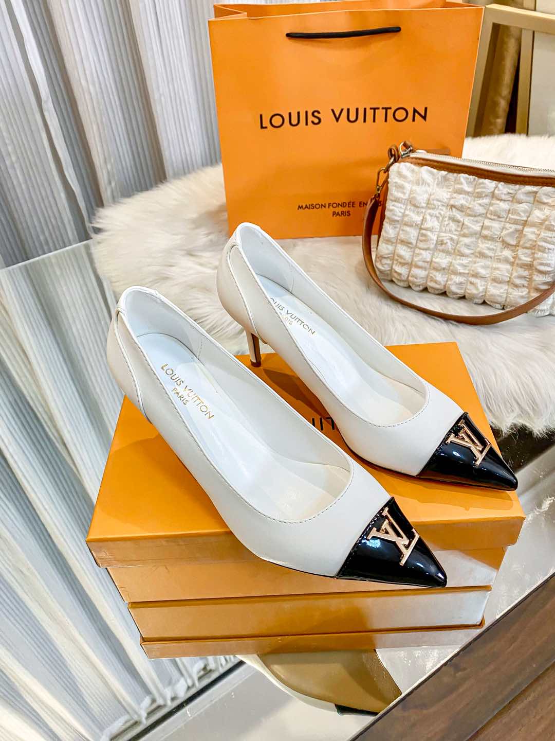 NO:240856,【LV】Louis Vuitton New La New La New La New Single Shoes 4 Colors Selection This time, the material is added, the packaging is better, this style is necessary to make a thin heel design, nothing to say, it is still good to wear, it is a must-have for home, the real-time version brings you a different transaction journey. New product -- show bdetails ———————————————— Standard size 34-42 Color black, white, apricot, red, style single shoes, heel height 8 cm, single shoes, louis vuitton, louis vuitton19860909【 LV】路易威登上新啦上新啦新款单鞋4个颜色选择这次新增了材质、包装更好、势必要把这款做爆细跟设计、没啥好说依旧好看好穿是王道居家必备、实拍版本给您带来不一样的成交之旅 新品 --  show bdetails ————————————  标准码数34-42 颜色黑色、白色、杏色、红色、 款式单鞋、 跟高8厘米,单鞋,louis vuitton,louis vuitton,Women's Shoes