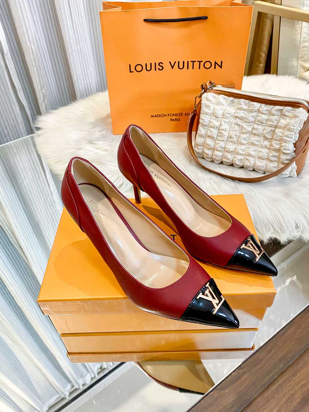 NO:240859,【LV】Louis Vuitton New La New La New La New Single Shoes 5 Colors Selection This time, the material is added, the packaging is better, this style is necessary to make a thin heel design, nothing to say, it is still good to wear, it is a must-have for home, the real-time version brings you a different transaction journey. New product -- show bdetails ————————————————— Standard size 34-42 Color black, white, apricot, red, style single shoes, heel height 8 cm, single shoes, louis vuitton, louis vuitton19860909【 LV】路易威登上新啦上新啦新款单鞋5个颜色选择这次新增了材质、包装更好、势必要把这款做爆细跟设计、没啥好说依旧好看好穿是王道居家必备、实拍版本给您带来不一样的成交之旅 新品 --  show bdetails ————————————  标准码数34-42 颜色黑色、白色、杏色、红色、 款式单鞋、 跟高8厘米,单鞋,louis vuitton,louis vuitton,Women's Shoes
