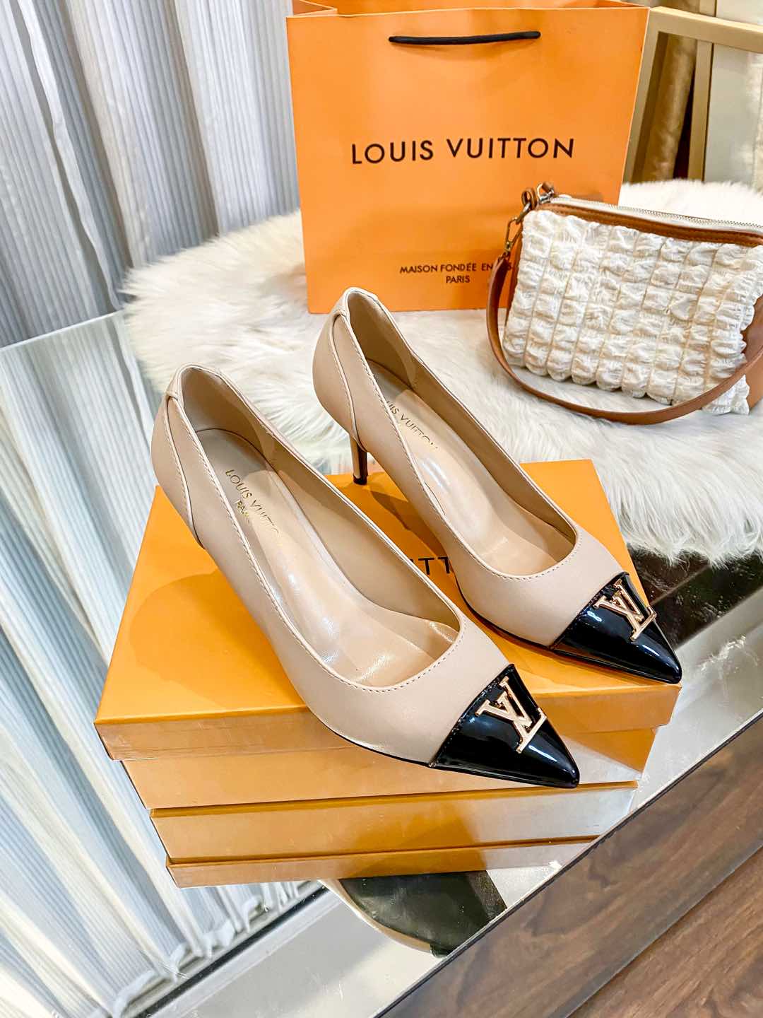 NO:240882,【LV】Louis Vuitton New La New La New La New Single Shoes 5 Colors Selection This time, the material is added, the packaging is better, this style is necessary to make a thin heel design, nothing to say, it is still good to wear, it is a must-have for home, the real-time version brings you a different transaction journey. New product -- show bdetails ————————————————— Standard size 34-42 Color black, white, apricot, red, style single shoes, heel height 8 cm, single shoes, louis vuitton, louis vuitton19860909【 LV】路易威登上新啦上新啦新款单鞋5个颜色选择这次新增了材质、包装更好、势必要把这款做爆细跟设计、没啥好说依旧好看好穿是王道居家必备、实拍版本给您带来不一样的成交之旅 新品 --  show bdetails ————————————  标准码数34-42 颜色黑色、白色、杏色、红色、 款式单鞋、 跟高8厘米,单鞋,louis vuitton,louis vuitton,Women's Shoes