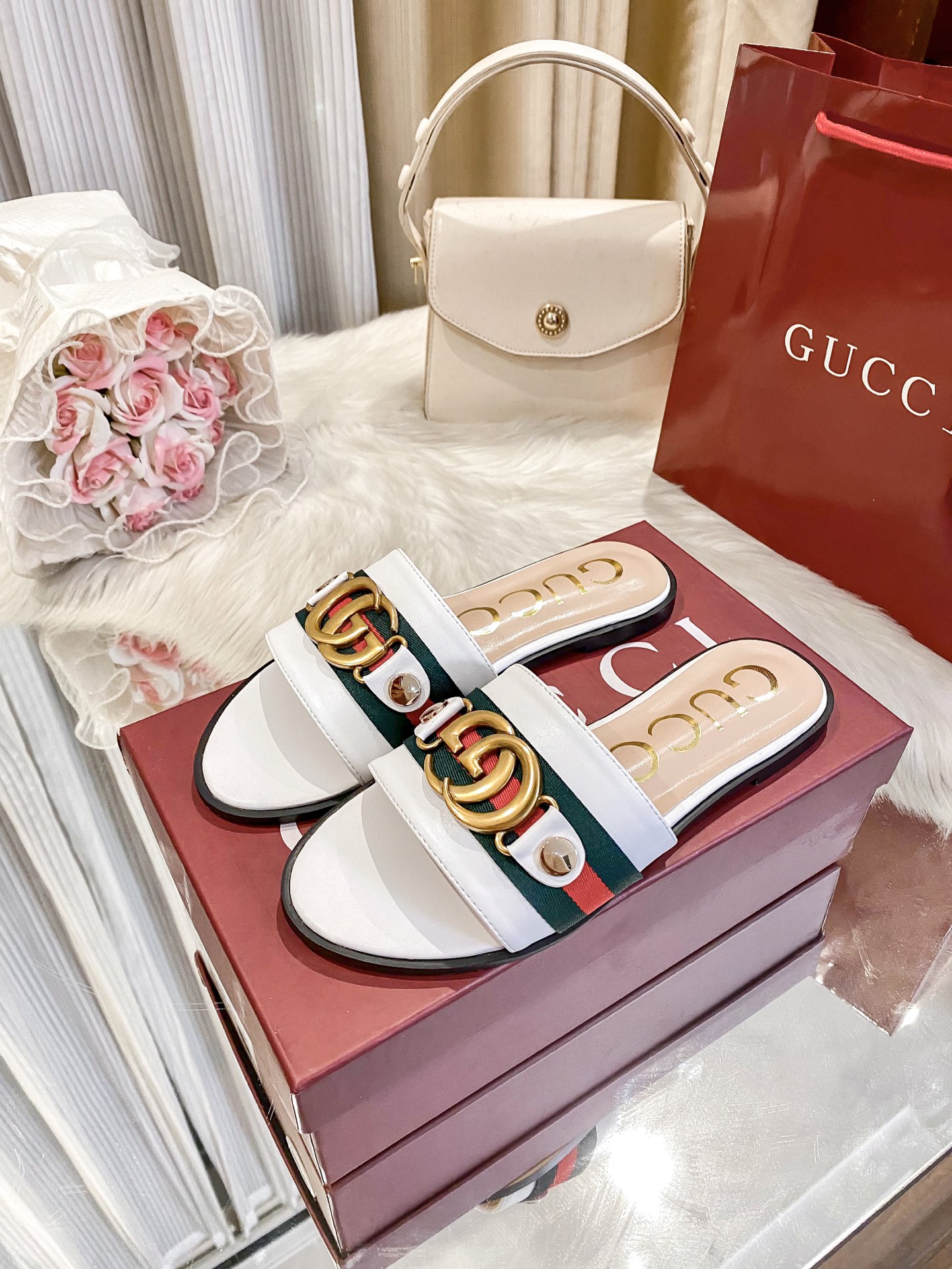 出厂价：💰160
❇️❇️【 古驰 】又来啦😘😘又来啦😘😘上新款咯🤗🤗全新平底拖鞋火热上新、5⃣️个颜色选择多个系列官网同步更新👍👍依旧是双G扣上脚舒服耐穿、搭配了进口超迁皮保证质量杆杆得☺️☺️实拍版本给您带来不一样的成交之旅💃💃

🛒 新品🛒🕳🕳🕳 ʕ&bull;͓͡&bull;ʔ-̫͡-ʕ&bull;̫͡&bull;ʔ

  ♡   show bdetails
&mdash;&mdash;&mdash;&mdash;&mdash;&mdash;&mdash;&mdash;&mdash;&mdash;&mdash;&mdash;
  
标准码数：✅35-41

颜色：白色、红色、黑色、红色、杏色

包装：原标、全套包装