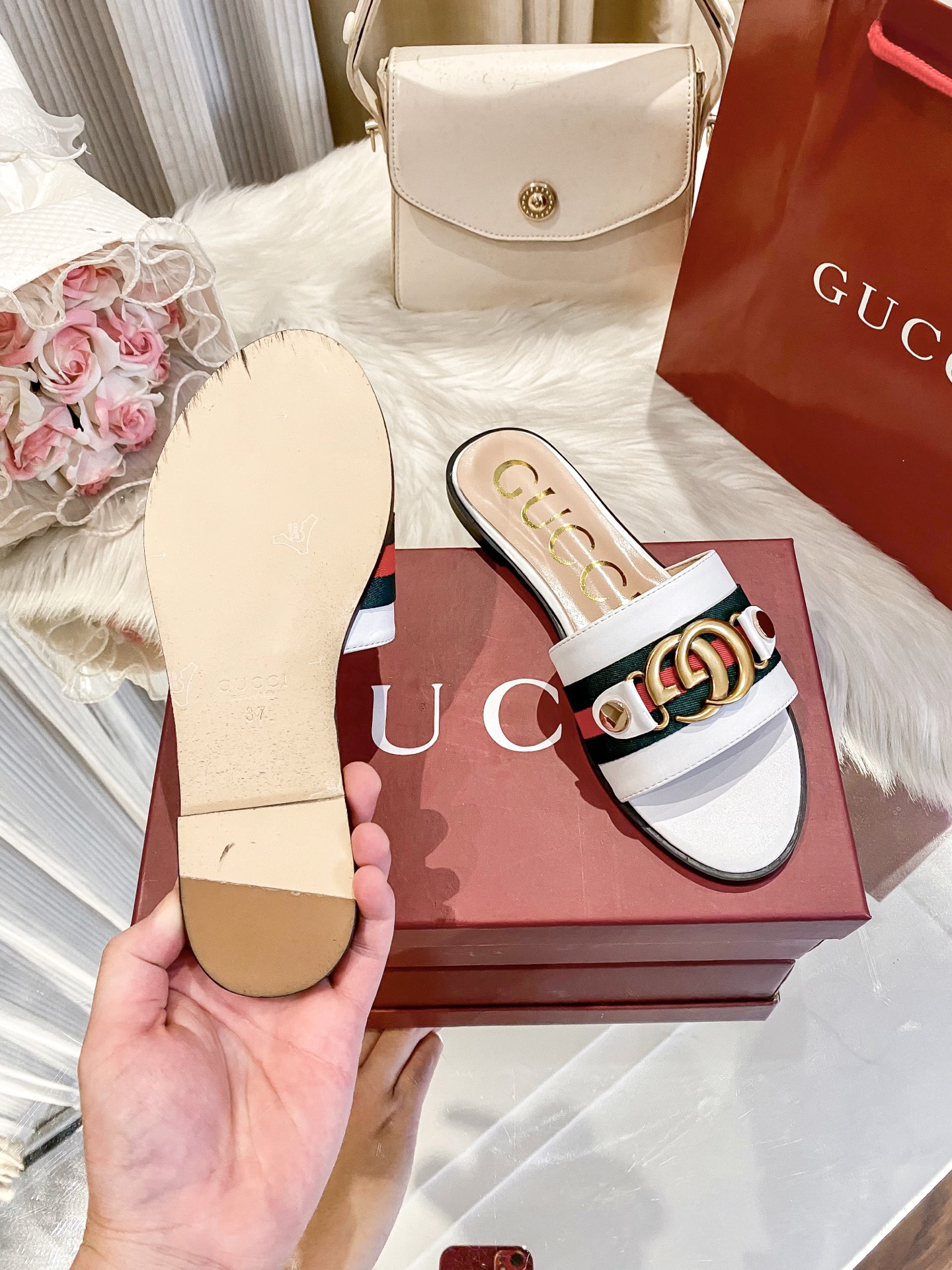 出厂价：💰160
❇️❇️【 古驰 】又来啦😘😘又来啦😘😘上新款咯🤗🤗全新平底拖鞋火热上新、5⃣️个颜色选择多个系列官网同步更新👍👍依旧是双G扣上脚舒服耐穿、搭配了进口超迁皮保证质量杆杆得☺️☺️实拍版本给您带来不一样的成交之旅💃💃

🛒 新品🛒🕳🕳🕳 ʕ&bull;͓͡&bull;ʔ-̫͡-ʕ&bull;̫͡&bull;ʔ

  ♡   show bdetails
&mdash;&mdash;&mdash;&mdash;&mdash;&mdash;&mdash;&mdash;&mdash;&mdash;&mdash;&mdash;
  
标准码数：✅35-41

颜色：白色、红色、黑色、红色、杏色

包装：原标、全套包装