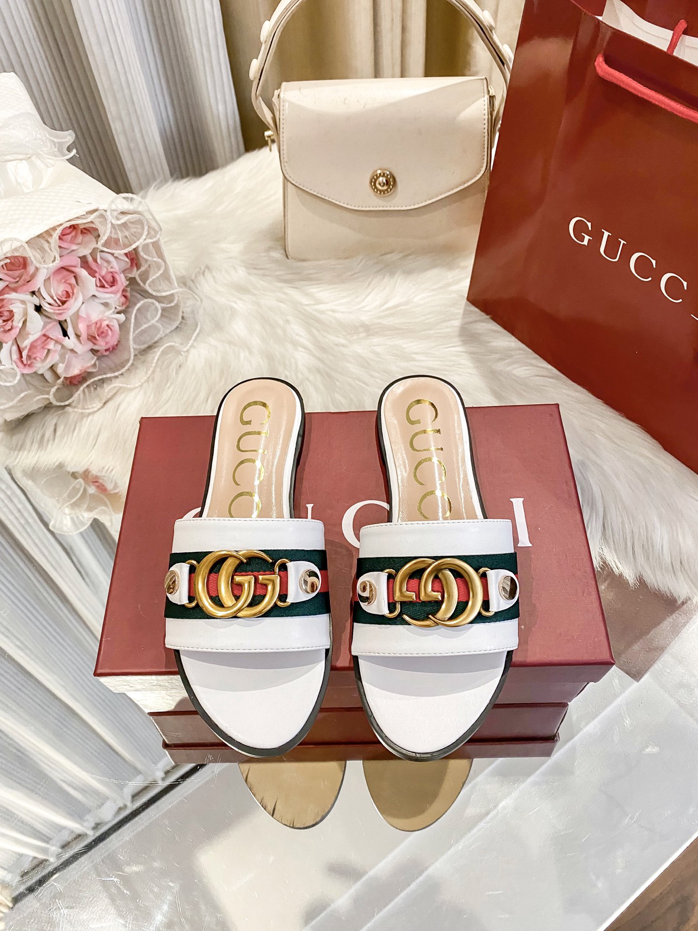 出厂价：💰160
❇️❇️【 古驰 】又来啦😘😘又来啦😘😘上新款咯🤗🤗全新平底拖鞋火热上新、5⃣️个颜色选择多个系列官网同步更新👍👍依旧是双G扣上脚舒服耐穿、搭配了进口超迁皮保证质量杆杆得☺️☺️实拍版本给您带来不一样的成交之旅💃💃

🛒 新品🛒🕳🕳🕳 ʕ&bull;͓͡&bull;ʔ-̫͡-ʕ&bull;̫͡&bull;ʔ

  ♡   show bdetails
&mdash;&mdash;&mdash;&mdash;&mdash;&mdash;&mdash;&mdash;&mdash;&mdash;&mdash;&mdash;
  
标准码数：✅35-41

颜色：白色、红色、黑色、红色、杏色

包装：原标、全套包装