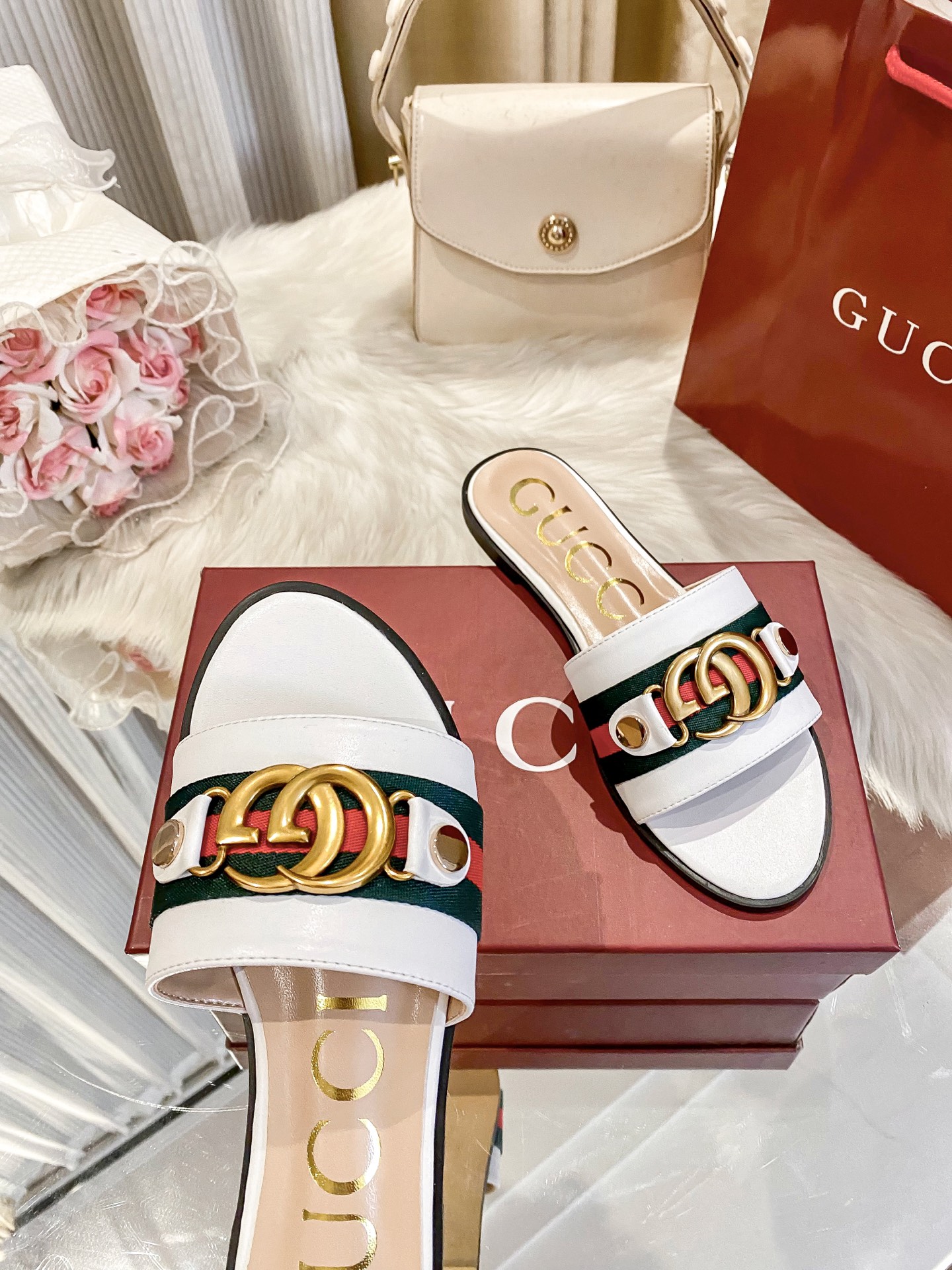 出厂价：💰160
❇️❇️【 古驰 】又来啦😘😘又来啦😘😘上新款咯🤗🤗全新平底拖鞋火热上新、5⃣️个颜色选择多个系列官网同步更新👍👍依旧是双G扣上脚舒服耐穿、搭配了进口超迁皮保证质量杆杆得☺️☺️实拍版本给您带来不一样的成交之旅💃💃

🛒 新品🛒🕳🕳🕳 ʕ&bull;͓͡&bull;ʔ-̫͡-ʕ&bull;̫͡&bull;ʔ

  ♡   show bdetails
&mdash;&mdash;&mdash;&mdash;&mdash;&mdash;&mdash;&mdash;&mdash;&mdash;&mdash;&mdash;
  
标准码数：✅35-41

颜色：白色、红色、黑色、红色、杏色

包装：原标、全套包装