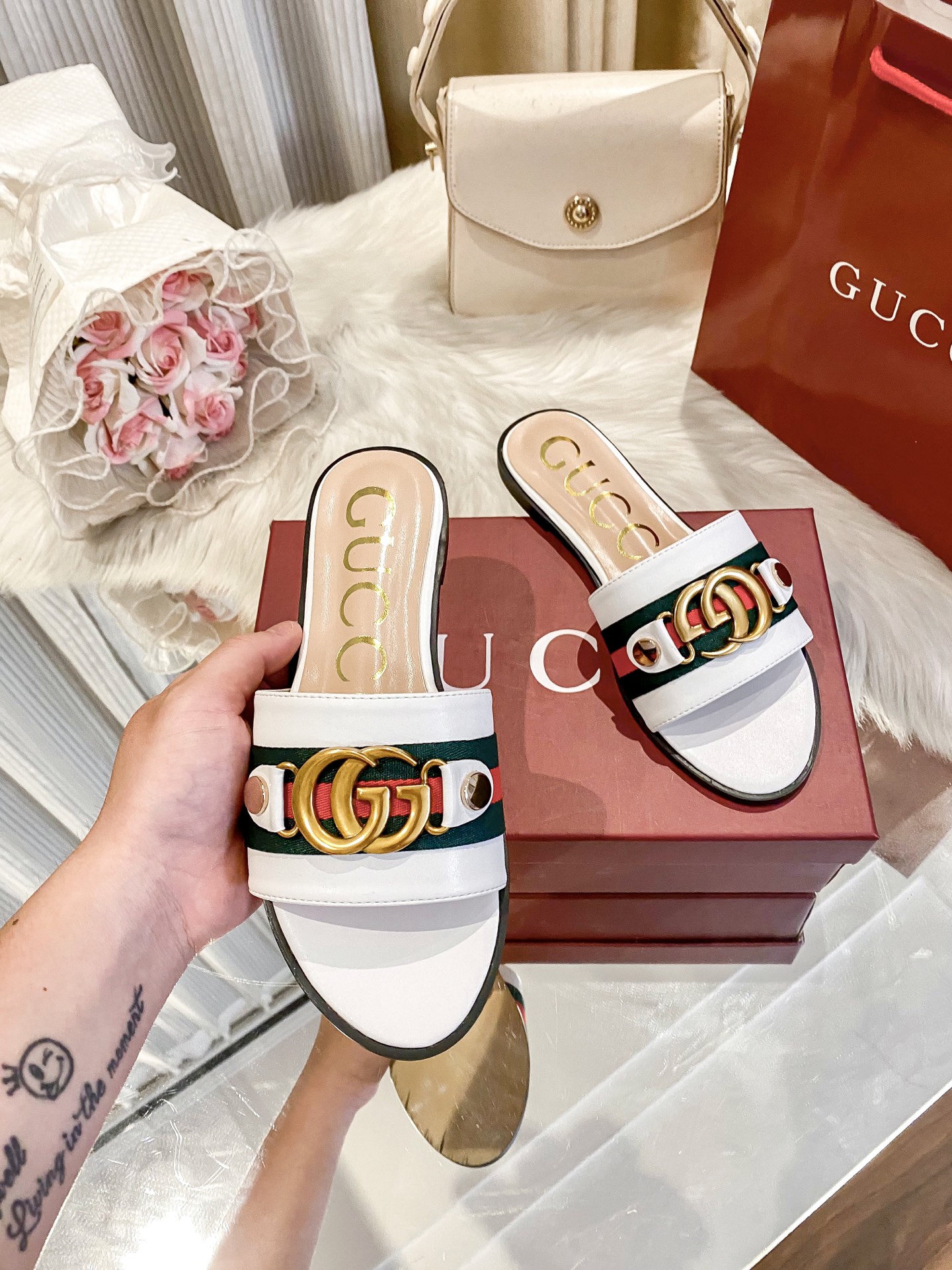 出厂价：💰160
❇️❇️【 古驰 】又来啦😘😘又来啦😘😘上新款咯🤗🤗全新平底拖鞋火热上新、5⃣️个颜色选择多个系列官网同步更新👍👍依旧是双G扣上脚舒服耐穿、搭配了进口超迁皮保证质量杆杆得☺️☺️实拍版本给您带来不一样的成交之旅💃💃

🛒 新品🛒🕳🕳🕳 ʕ&bull;͓͡&bull;ʔ-̫͡-ʕ&bull;̫͡&bull;ʔ

  ♡   show bdetails
&mdash;&mdash;&mdash;&mdash;&mdash;&mdash;&mdash;&mdash;&mdash;&mdash;&mdash;&mdash;
  
标准码数：✅35-41

颜色：白色、红色、黑色、红色、杏色

包装：原标、全套包装