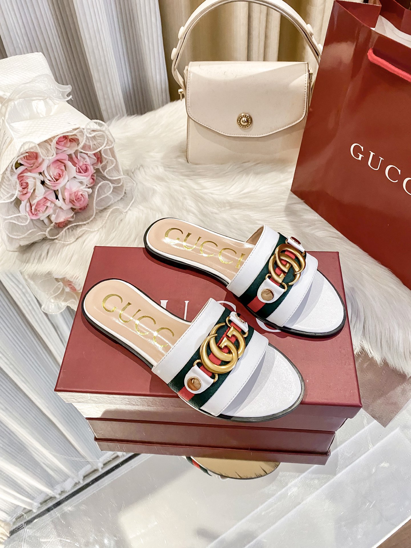 出厂价：💰160
❇️❇️【 古驰 】又来啦😘😘又来啦😘😘上新款咯🤗🤗全新平底拖鞋火热上新、5⃣️个颜色选择多个系列官网同步更新👍👍依旧是双G扣上脚舒服耐穿、搭配了进口超迁皮保证质量杆杆得☺️☺️实拍版本给您带来不一样的成交之旅💃💃

🛒 新品🛒🕳🕳🕳 ʕ&bull;͓͡&bull;ʔ-̫͡-ʕ&bull;̫͡&bull;ʔ

  ♡   show bdetails
&mdash;&mdash;&mdash;&mdash;&mdash;&mdash;&mdash;&mdash;&mdash;&mdash;&mdash;&mdash;
  
标准码数：✅35-41

颜色：白色、红色、黑色、红色、杏色

包装：原标、全套包装