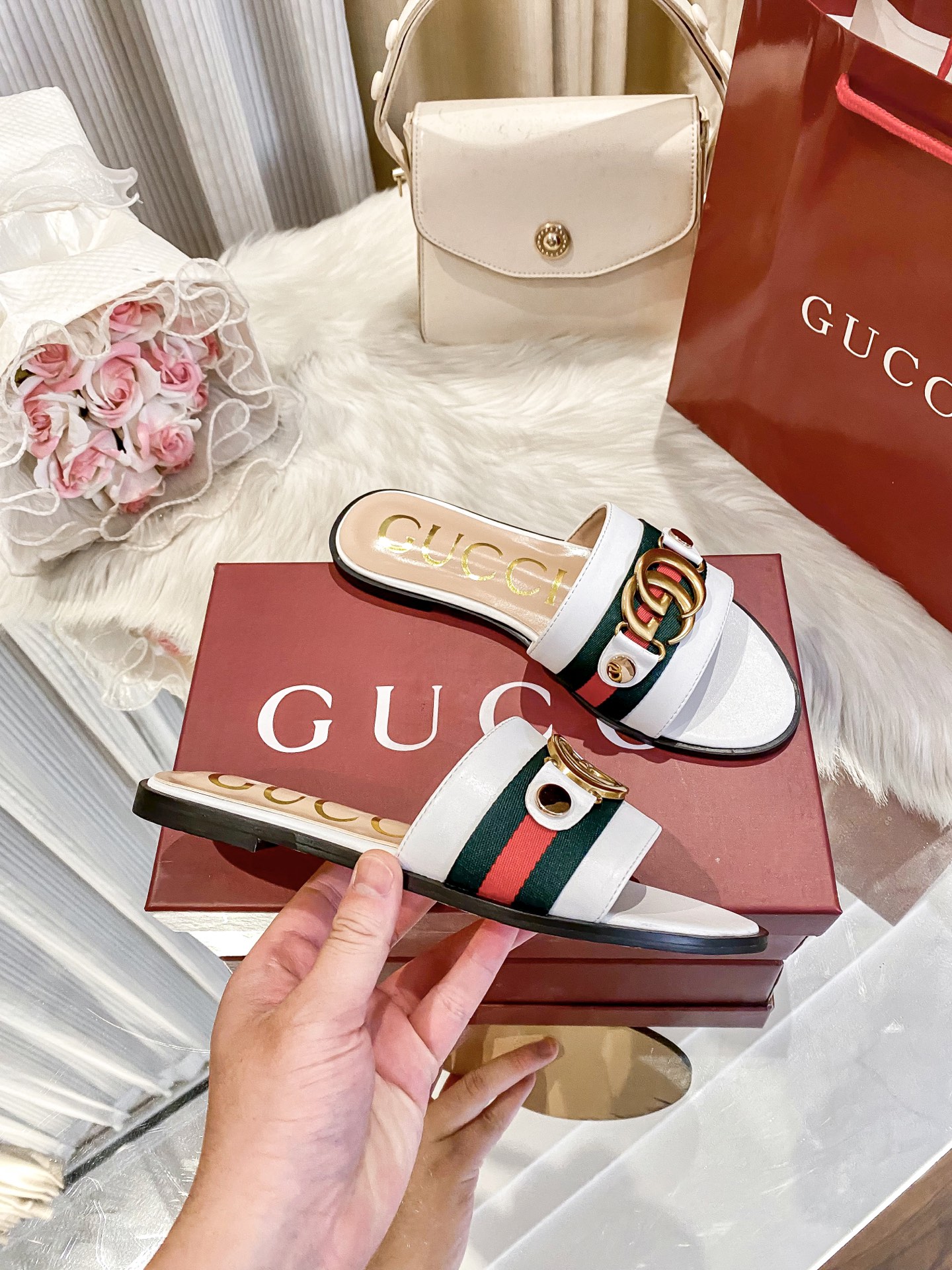 出厂价：💰160
❇️❇️【 古驰 】又来啦😘😘又来啦😘😘上新款咯🤗🤗全新平底拖鞋火热上新、5⃣️个颜色选择多个系列官网同步更新👍👍依旧是双G扣上脚舒服耐穿、搭配了进口超迁皮保证质量杆杆得☺️☺️实拍版本给您带来不一样的成交之旅💃💃

🛒 新品🛒🕳🕳🕳 ʕ&bull;͓͡&bull;ʔ-̫͡-ʕ&bull;̫͡&bull;ʔ

  ♡   show bdetails
&mdash;&mdash;&mdash;&mdash;&mdash;&mdash;&mdash;&mdash;&mdash;&mdash;&mdash;&mdash;
  
标准码数：✅35-41

颜色：白色、红色、黑色、红色、杏色

包装：原标、全套包装