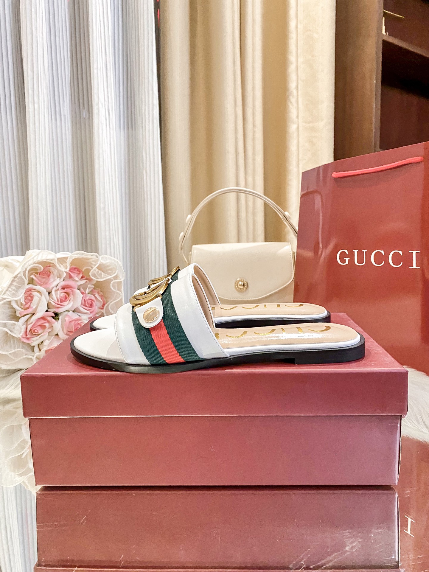 出厂价：💰160
❇️❇️【 古驰 】又来啦😘😘又来啦😘😘上新款咯🤗🤗全新平底拖鞋火热上新、5⃣️个颜色选择多个系列官网同步更新👍👍依旧是双G扣上脚舒服耐穿、搭配了进口超迁皮保证质量杆杆得☺️☺️实拍版本给您带来不一样的成交之旅💃💃

🛒 新品🛒🕳🕳🕳 ʕ&bull;͓͡&bull;ʔ-̫͡-ʕ&bull;̫͡&bull;ʔ

  ♡   show bdetails
&mdash;&mdash;&mdash;&mdash;&mdash;&mdash;&mdash;&mdash;&mdash;&mdash;&mdash;&mdash;
  
标准码数：✅35-41

颜色：白色、红色、黑色、红色、杏色

包装：原标、全套包装