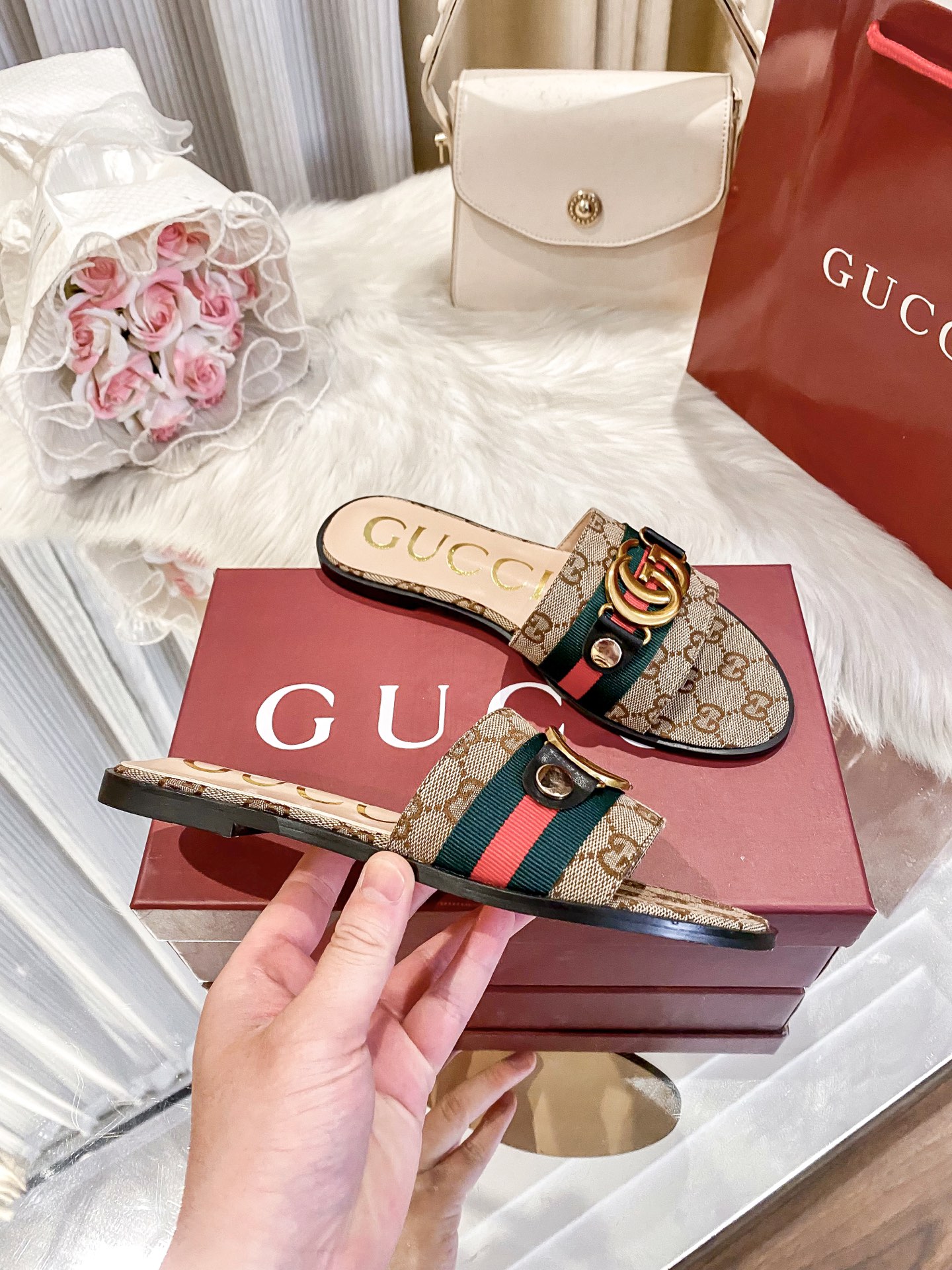 出厂价：💰160
❇️❇️【 古驰 】又来啦😘😘又来啦😘😘上新款咯🤗🤗全新平底拖鞋火热上新、5⃣️个颜色选择多个系列官网同步更新👍👍依旧是双G扣上脚舒服耐穿、搭配了进口超迁皮保证质量杆杆得☺️☺️实拍版本给您带来不一样的成交之旅💃💃

🛒 新品🛒🕳🕳🕳 ʕ&bull;͓͡&bull;ʔ-̫͡-ʕ&bull;̫͡&bull;ʔ

  ♡   show bdetails
&mdash;&mdash;&mdash;&mdash;&mdash;&mdash;&mdash;&mdash;&mdash;&mdash;&mdash;&mdash;
  
标准码数：✅35-41

颜色：白色、红色、黑色、红色、杏色

包装：原标、全套包装