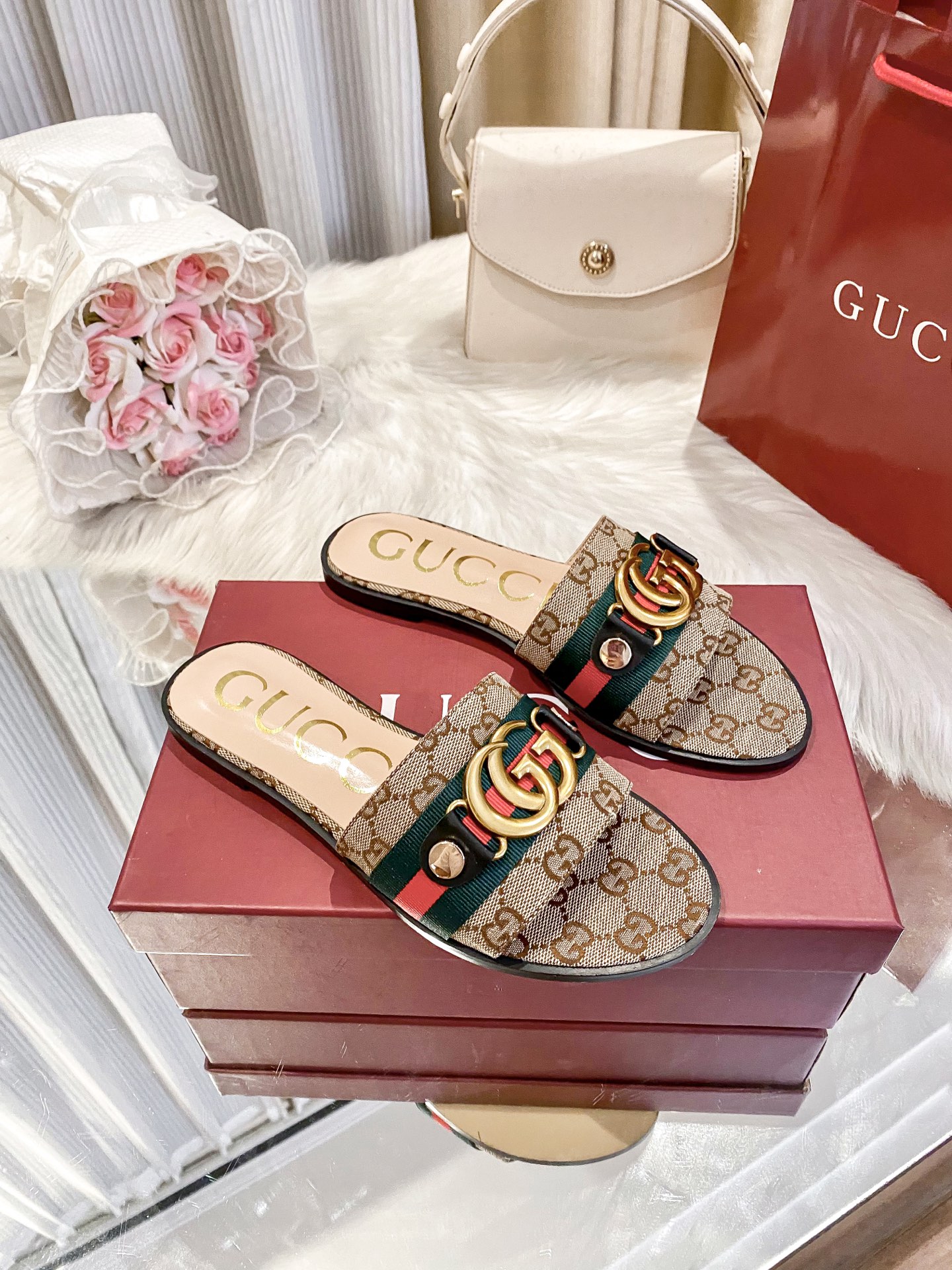 出厂价：💰160
❇️❇️【 古驰 】又来啦😘😘又来啦😘😘上新款咯🤗🤗全新平底拖鞋火热上新、5⃣️个颜色选择多个系列官网同步更新👍👍依旧是双G扣上脚舒服耐穿、搭配了进口超迁皮保证质量杆杆得☺️☺️实拍版本给您带来不一样的成交之旅💃💃

🛒 新品🛒🕳🕳🕳 ʕ&bull;͓͡&bull;ʔ-̫͡-ʕ&bull;̫͡&bull;ʔ

  ♡   show bdetails
&mdash;&mdash;&mdash;&mdash;&mdash;&mdash;&mdash;&mdash;&mdash;&mdash;&mdash;&mdash;
  
标准码数：✅35-41

颜色：白色、红色、黑色、红色、杏色

包装：原标、全套包装