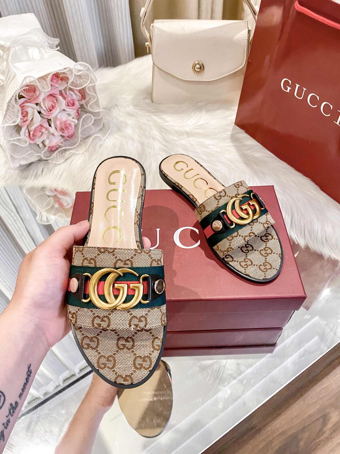 出厂价：💰160
❇️❇️【 古驰 】又来啦😘😘又来啦😘😘上新款咯🤗🤗全新平底拖鞋火热上新、5⃣️个颜色选择多个系列官网同步更新👍👍依旧是双G扣上脚舒服耐穿、搭配了进口超迁皮保证质量杆杆得☺️☺️实拍版本给您带来不一样的成交之旅💃💃

🛒 新品🛒🕳🕳🕳 ʕ&bull;͓͡&bull;ʔ-̫͡-ʕ&bull;̫͡&bull;ʔ

  ♡   show bdetails
&mdash;&mdash;&mdash;&mdash;&mdash;&mdash;&mdash;&mdash;&mdash;&mdash;&mdash;&mdash;
  
标准码数：✅35-41

颜色：白色、红色、黑色、红色、杏色

包装：原标、全套包装