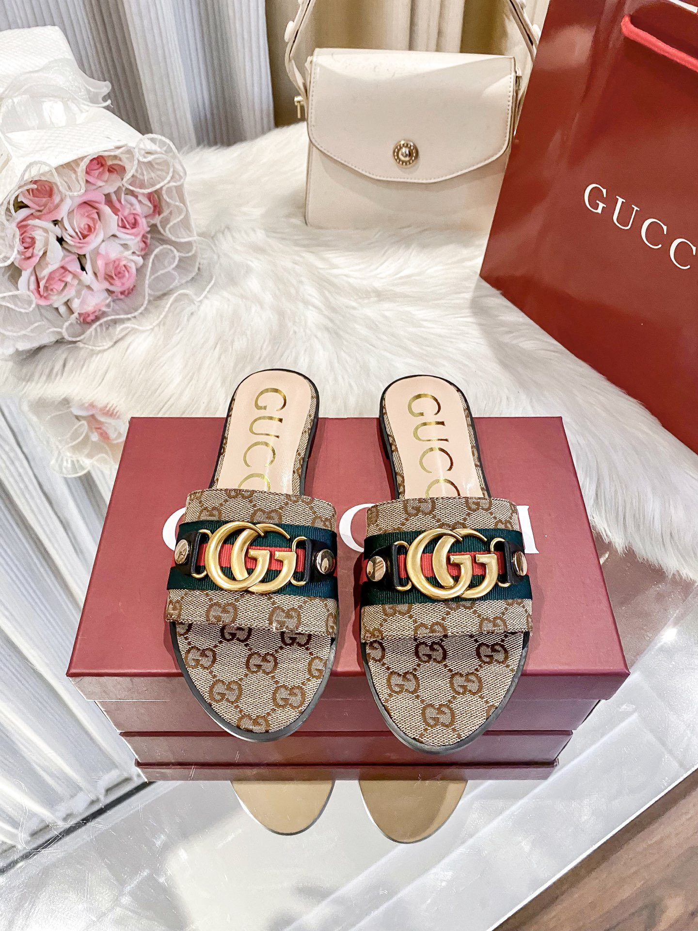 出厂价：💰160
❇️❇️【 古驰 】又来啦😘😘又来啦😘😘上新款咯🤗🤗全新平底拖鞋火热上新、5⃣️个颜色选择多个系列官网同步更新👍👍依旧是双G扣上脚舒服耐穿、搭配了进口超迁皮保证质量杆杆得☺️☺️实拍版本给您带来不一样的成交之旅💃💃

🛒 新品🛒🕳🕳🕳 ʕ&bull;͓͡&bull;ʔ-̫͡-ʕ&bull;̫͡&bull;ʔ

  ♡   show bdetails
&mdash;&mdash;&mdash;&mdash;&mdash;&mdash;&mdash;&mdash;&mdash;&mdash;&mdash;&mdash;
  
标准码数：✅35-41

颜色：白色、红色、黑色、红色、杏色

包装：原标、全套包装