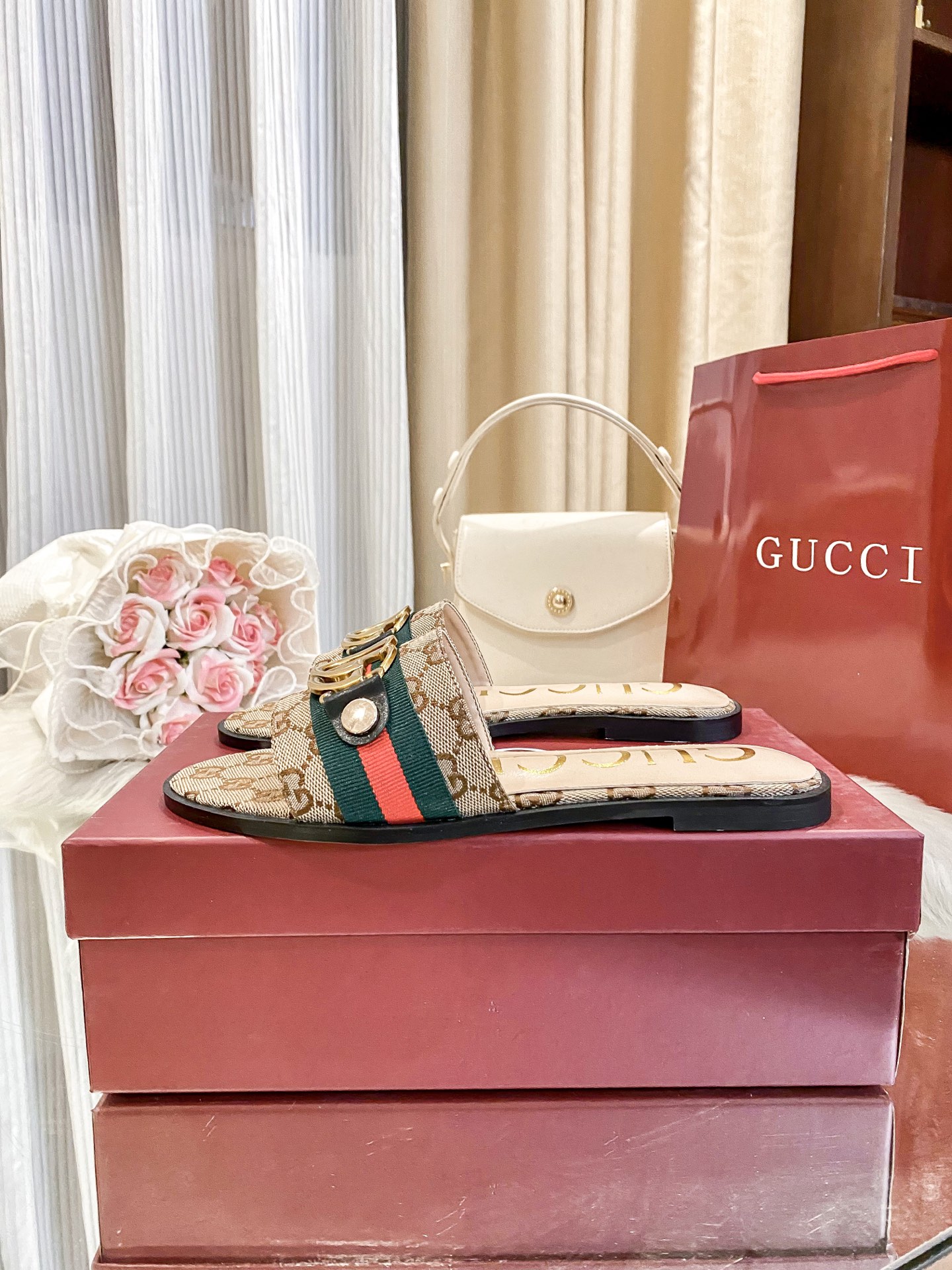 出厂价：💰160
❇️❇️【 古驰 】又来啦😘😘又来啦😘😘上新款咯🤗🤗全新平底拖鞋火热上新、5⃣️个颜色选择多个系列官网同步更新👍👍依旧是双G扣上脚舒服耐穿、搭配了进口超迁皮保证质量杆杆得☺️☺️实拍版本给您带来不一样的成交之旅💃💃

🛒 新品🛒🕳🕳🕳 ʕ&bull;͓͡&bull;ʔ-̫͡-ʕ&bull;̫͡&bull;ʔ

  ♡   show bdetails
&mdash;&mdash;&mdash;&mdash;&mdash;&mdash;&mdash;&mdash;&mdash;&mdash;&mdash;&mdash;
  
标准码数：✅35-41

颜色：白色、红色、黑色、红色、杏色

包装：原标、全套包装