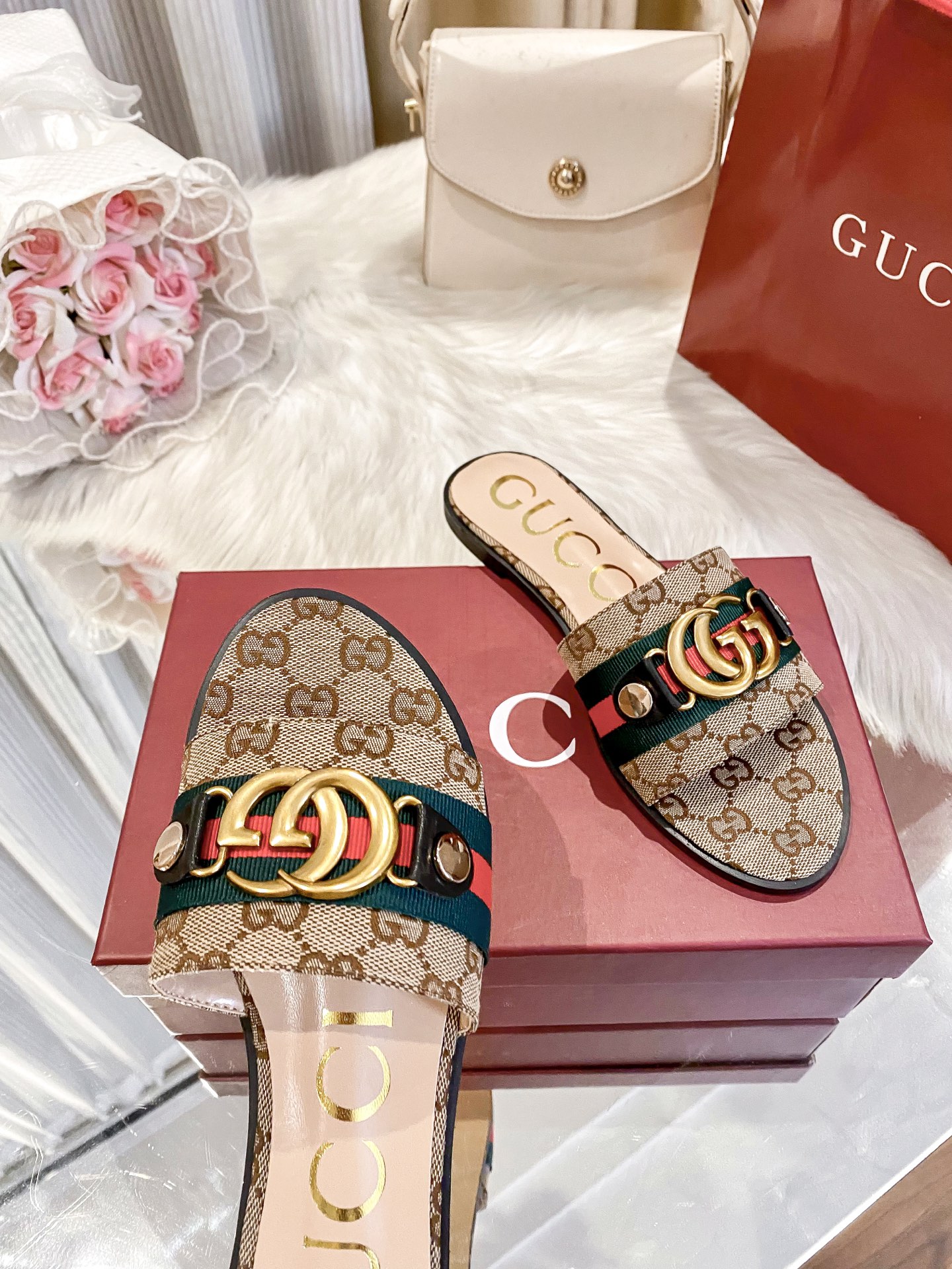 出厂价：💰160
❇️❇️【 古驰 】又来啦😘😘又来啦😘😘上新款咯🤗🤗全新平底拖鞋火热上新、5⃣️个颜色选择多个系列官网同步更新👍👍依旧是双G扣上脚舒服耐穿、搭配了进口超迁皮保证质量杆杆得☺️☺️实拍版本给您带来不一样的成交之旅💃💃

🛒 新品🛒🕳🕳🕳 ʕ&bull;͓͡&bull;ʔ-̫͡-ʕ&bull;̫͡&bull;ʔ

  ♡   show bdetails
&mdash;&mdash;&mdash;&mdash;&mdash;&mdash;&mdash;&mdash;&mdash;&mdash;&mdash;&mdash;
  
标准码数：✅35-41

颜色：白色、红色、黑色、红色、杏色

包装：原标、全套包装