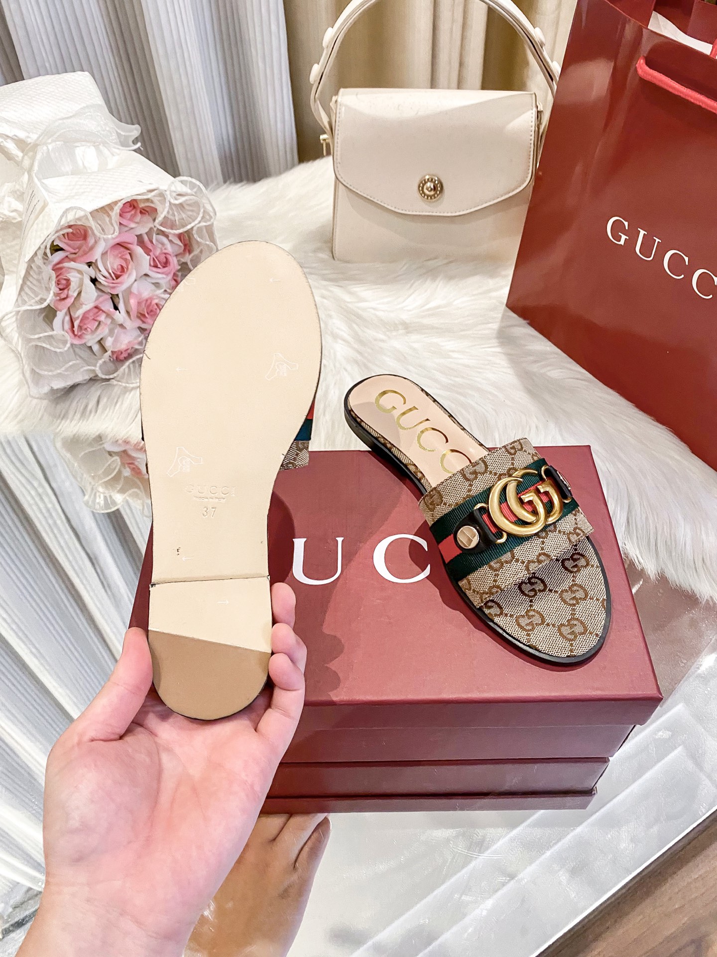 出厂价：💰160
❇️❇️【 古驰 】又来啦😘😘又来啦😘😘上新款咯🤗🤗全新平底拖鞋火热上新、5⃣️个颜色选择多个系列官网同步更新👍👍依旧是双G扣上脚舒服耐穿、搭配了进口超迁皮保证质量杆杆得☺️☺️实拍版本给您带来不一样的成交之旅💃💃

🛒 新品🛒🕳🕳🕳 ʕ&bull;͓͡&bull;ʔ-̫͡-ʕ&bull;̫͡&bull;ʔ

  ♡   show bdetails
&mdash;&mdash;&mdash;&mdash;&mdash;&mdash;&mdash;&mdash;&mdash;&mdash;&mdash;&mdash;
  
标准码数：✅35-41

颜色：白色、红色、黑色、红色、杏色

包装：原标、全套包装