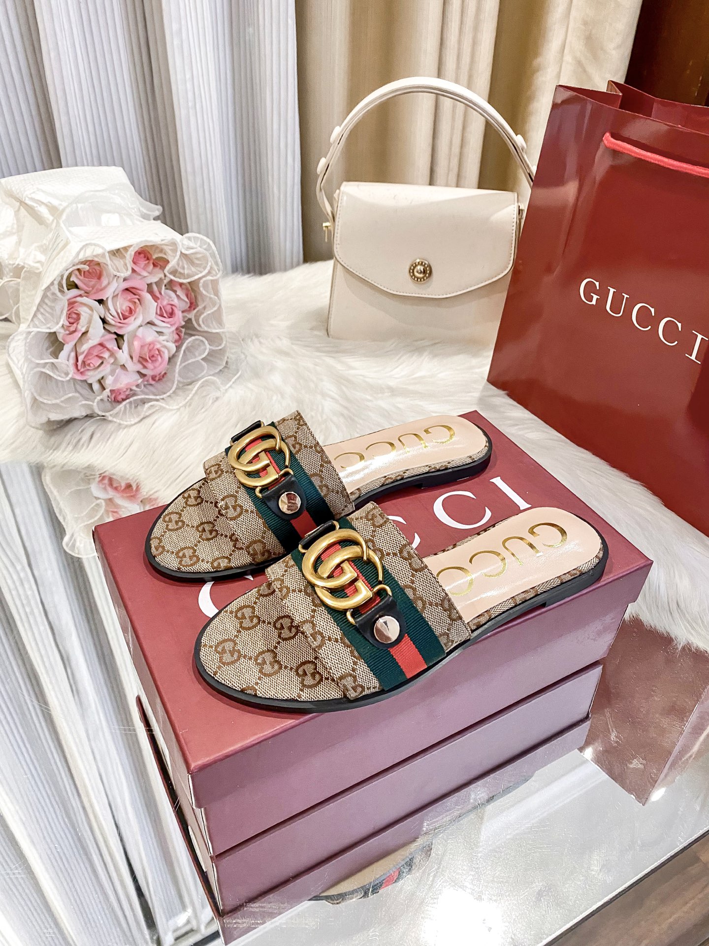 出厂价：💰160
❇️❇️【 古驰 】又来啦😘😘又来啦😘😘上新款咯🤗🤗全新平底拖鞋火热上新、5⃣️个颜色选择多个系列官网同步更新👍👍依旧是双G扣上脚舒服耐穿、搭配了进口超迁皮保证质量杆杆得☺️☺️实拍版本给您带来不一样的成交之旅💃💃

🛒 新品🛒🕳🕳🕳 ʕ&bull;͓͡&bull;ʔ-̫͡-ʕ&bull;̫͡&bull;ʔ

  ♡   show bdetails
&mdash;&mdash;&mdash;&mdash;&mdash;&mdash;&mdash;&mdash;&mdash;&mdash;&mdash;&mdash;
  
标准码数：✅35-41

颜色：白色、红色、黑色、红色、杏色

包装：原标、全套包装