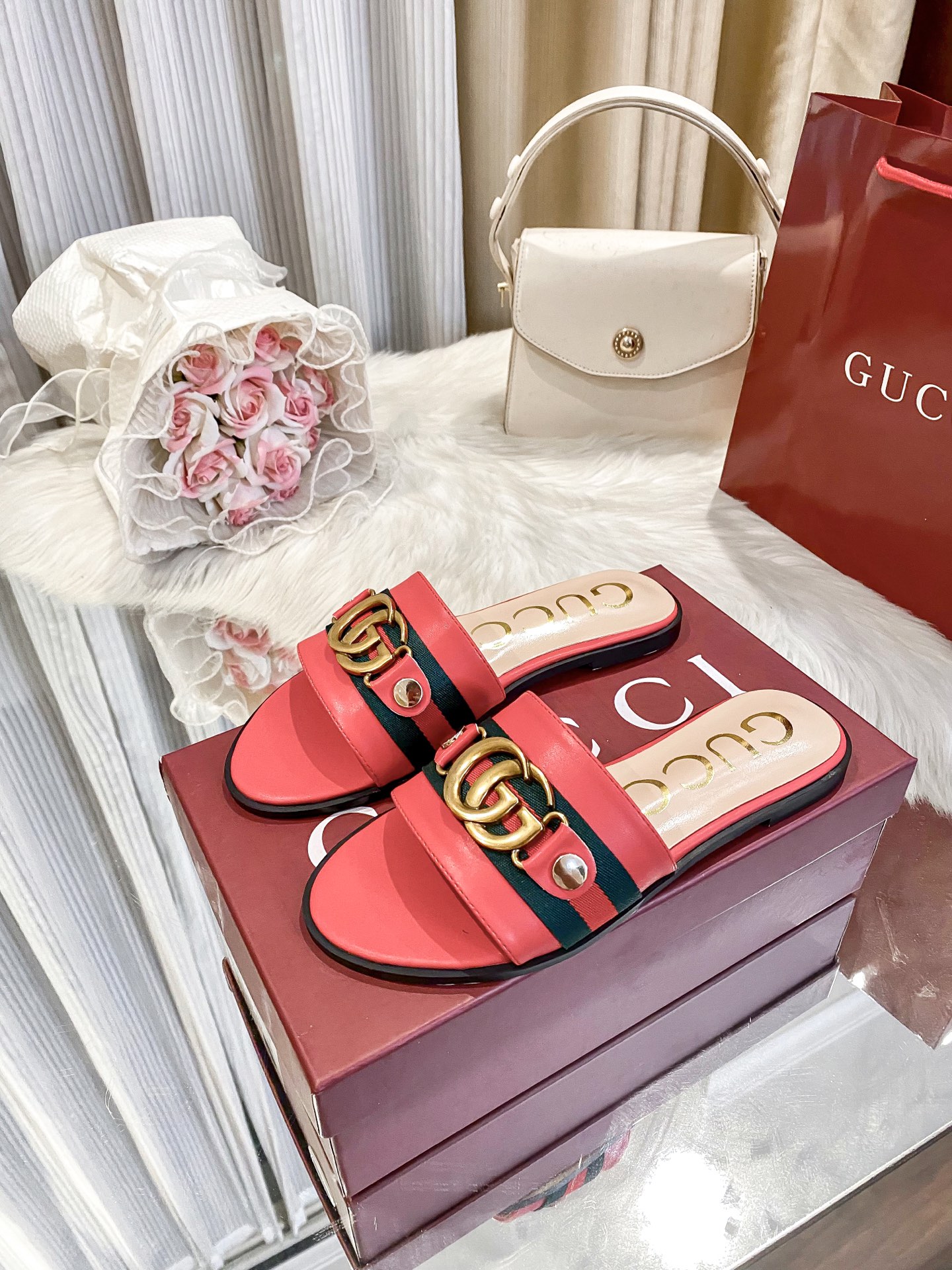 出厂价：💰160
❇️❇️【 古驰 】又来啦😘😘又来啦😘😘上新款咯🤗🤗全新平底拖鞋火热上新、5⃣️个颜色选择多个系列官网同步更新👍👍依旧是双G扣上脚舒服耐穿、搭配了进口超迁皮保证质量杆杆得☺️☺️实拍版本给您带来不一样的成交之旅💃💃

🛒 新品🛒🕳🕳🕳 ʕ&bull;͓͡&bull;ʔ-̫͡-ʕ&bull;̫͡&bull;ʔ

  ♡   show bdetails
&mdash;&mdash;&mdash;&mdash;&mdash;&mdash;&mdash;&mdash;&mdash;&mdash;&mdash;&mdash;
  
标准码数：✅35-41

颜色：白色、红色、黑色、红色、杏色

包装：原标、全套包装