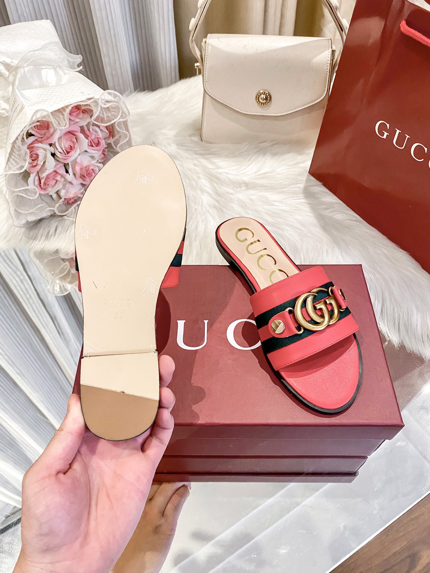 出厂价：💰160
❇️❇️【 古驰 】又来啦😘😘又来啦😘😘上新款咯🤗🤗全新平底拖鞋火热上新、5⃣️个颜色选择多个系列官网同步更新👍👍依旧是双G扣上脚舒服耐穿、搭配了进口超迁皮保证质量杆杆得☺️☺️实拍版本给您带来不一样的成交之旅💃💃

🛒 新品🛒🕳🕳🕳 ʕ&bull;͓͡&bull;ʔ-̫͡-ʕ&bull;̫͡&bull;ʔ

  ♡   show bdetails
&mdash;&mdash;&mdash;&mdash;&mdash;&mdash;&mdash;&mdash;&mdash;&mdash;&mdash;&mdash;
  
标准码数：✅35-41

颜色：白色、红色、黑色、红色、杏色

包装：原标、全套包装