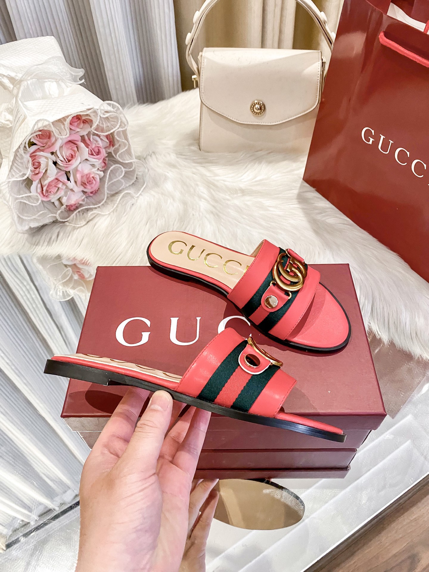 出厂价：💰160
❇️❇️【 古驰 】又来啦😘😘又来啦😘😘上新款咯🤗🤗全新平底拖鞋火热上新、5⃣️个颜色选择多个系列官网同步更新👍👍依旧是双G扣上脚舒服耐穿、搭配了进口超迁皮保证质量杆杆得☺️☺️实拍版本给您带来不一样的成交之旅💃💃

🛒 新品🛒🕳🕳🕳 ʕ&bull;͓͡&bull;ʔ-̫͡-ʕ&bull;̫͡&bull;ʔ

  ♡   show bdetails
&mdash;&mdash;&mdash;&mdash;&mdash;&mdash;&mdash;&mdash;&mdash;&mdash;&mdash;&mdash;
  
标准码数：✅35-41

颜色：白色、红色、黑色、红色、杏色

包装：原标、全套包装