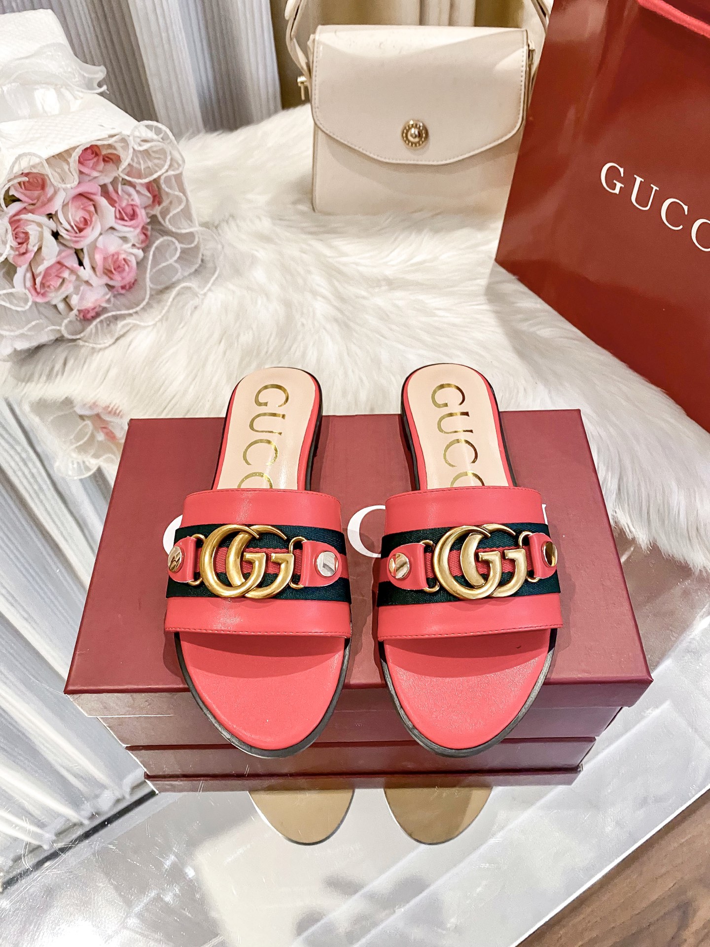 出厂价：💰160
❇️❇️【 古驰 】又来啦😘😘又来啦😘😘上新款咯🤗🤗全新平底拖鞋火热上新、5⃣️个颜色选择多个系列官网同步更新👍👍依旧是双G扣上脚舒服耐穿、搭配了进口超迁皮保证质量杆杆得☺️☺️实拍版本给您带来不一样的成交之旅💃💃

🛒 新品🛒🕳🕳🕳 ʕ&bull;͓͡&bull;ʔ-̫͡-ʕ&bull;̫͡&bull;ʔ

  ♡   show bdetails
&mdash;&mdash;&mdash;&mdash;&mdash;&mdash;&mdash;&mdash;&mdash;&mdash;&mdash;&mdash;
  
标准码数：✅35-41

颜色：白色、红色、黑色、红色、杏色

包装：原标、全套包装