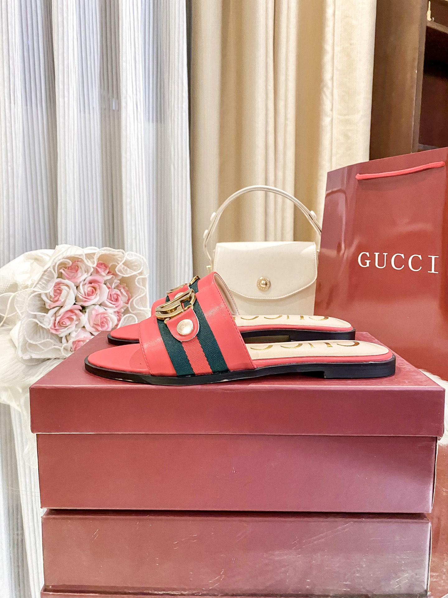 出厂价：💰160
❇️❇️【 古驰 】又来啦😘😘又来啦😘😘上新款咯🤗🤗全新平底拖鞋火热上新、5⃣️个颜色选择多个系列官网同步更新👍👍依旧是双G扣上脚舒服耐穿、搭配了进口超迁皮保证质量杆杆得☺️☺️实拍版本给您带来不一样的成交之旅💃💃

🛒 新品🛒🕳🕳🕳 ʕ&bull;͓͡&bull;ʔ-̫͡-ʕ&bull;̫͡&bull;ʔ

  ♡   show bdetails
&mdash;&mdash;&mdash;&mdash;&mdash;&mdash;&mdash;&mdash;&mdash;&mdash;&mdash;&mdash;
  
标准码数：✅35-41

颜色：白色、红色、黑色、红色、杏色

包装：原标、全套包装